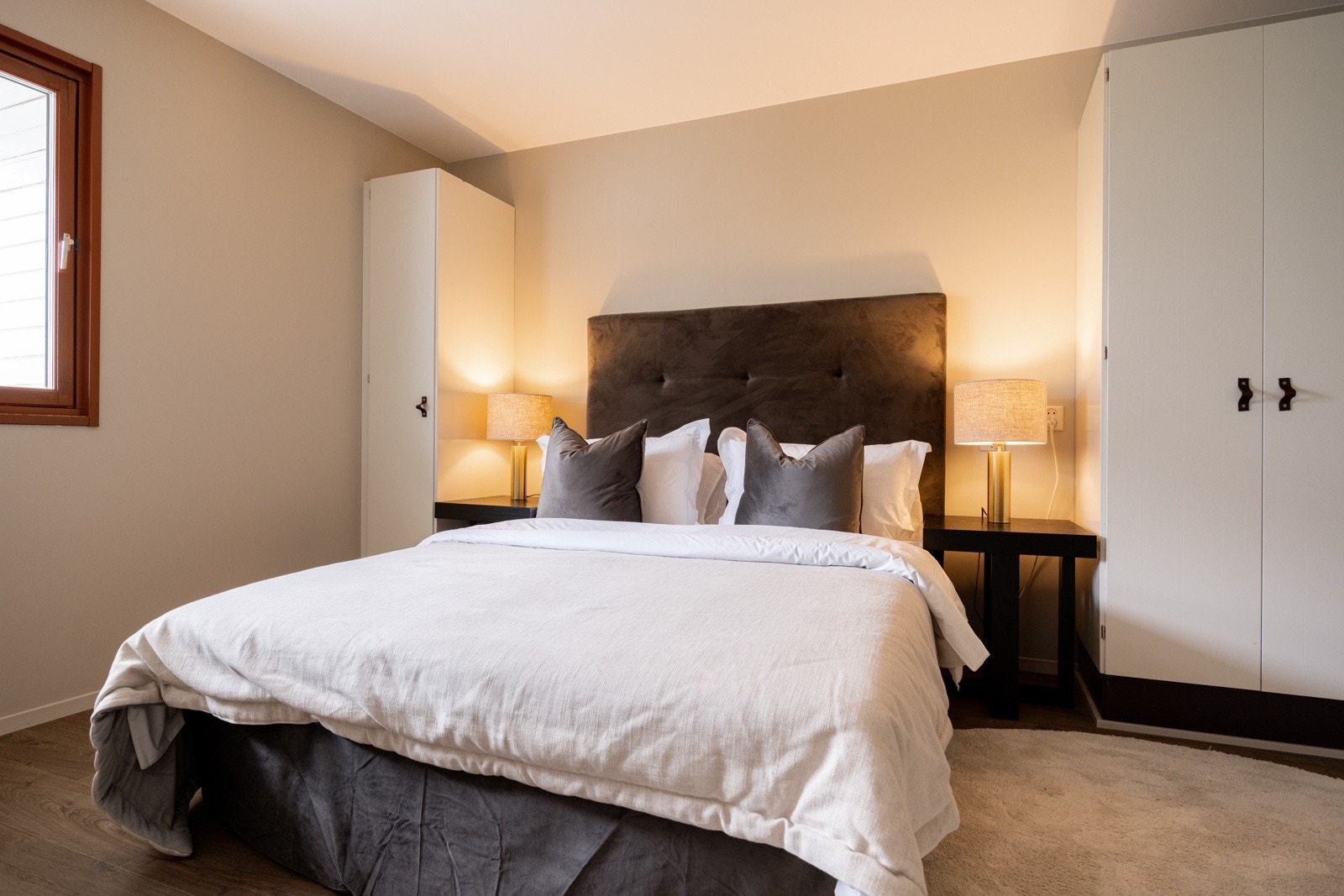 Romslig hovedsoverom med god plass til dobbeltseng, nattbord og garderobeinnredning. Galleribilde