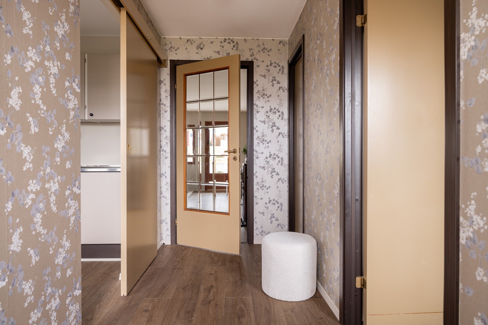 Lys og praktisk entré/gang med god plass til oppbevaring. Galleribilde