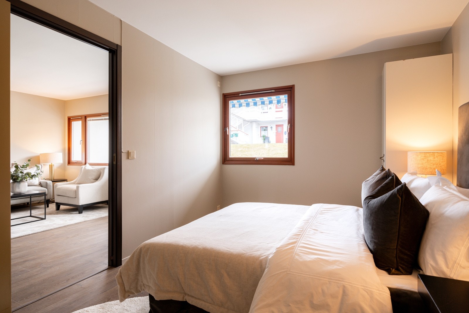 Flott utsyn mot grønne, fine fellesarealer fra hovedsoverom. Galleribilde