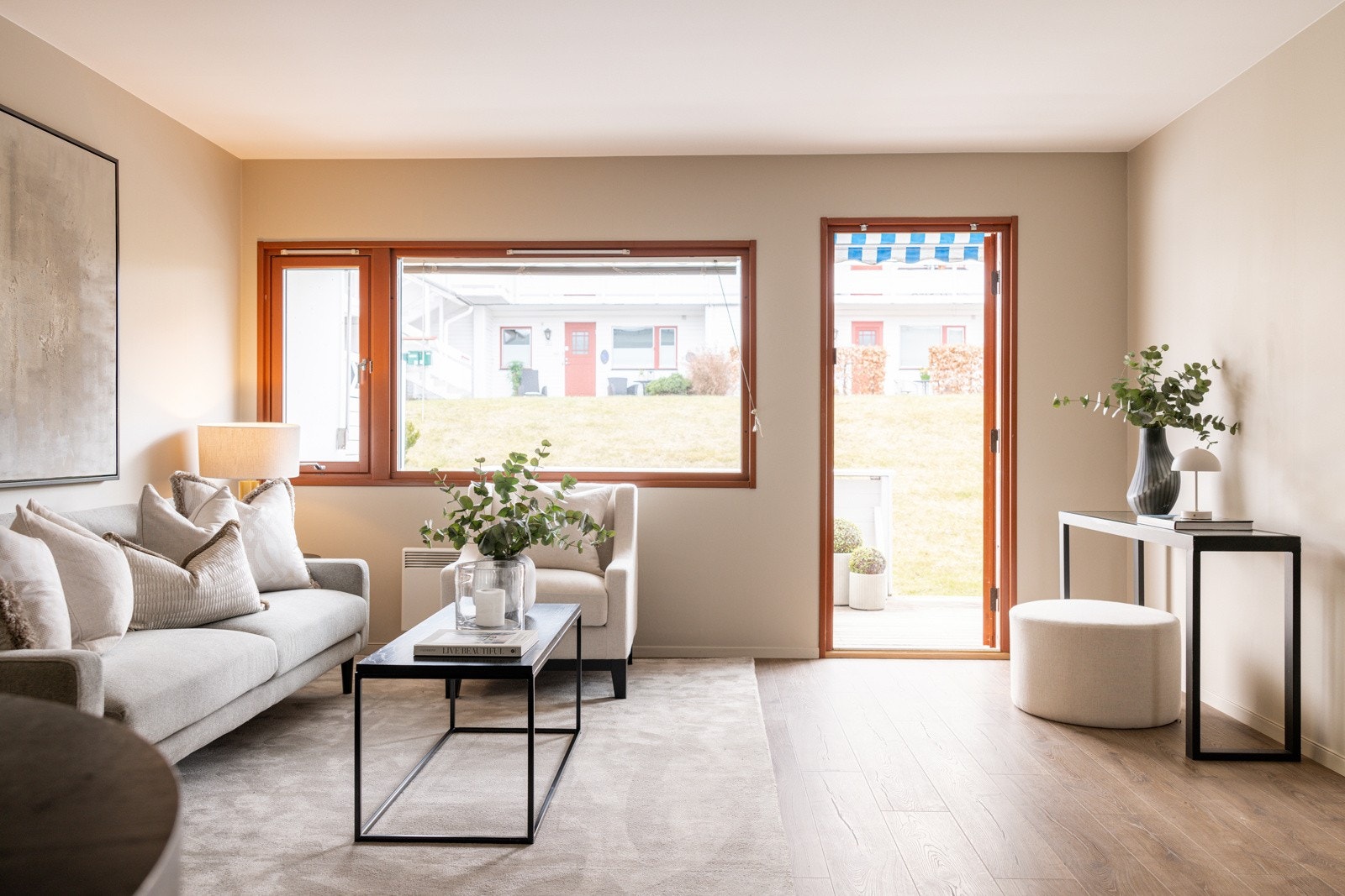 Stue med utgang til solrik, terrasse på 12 m2. Galleribilde