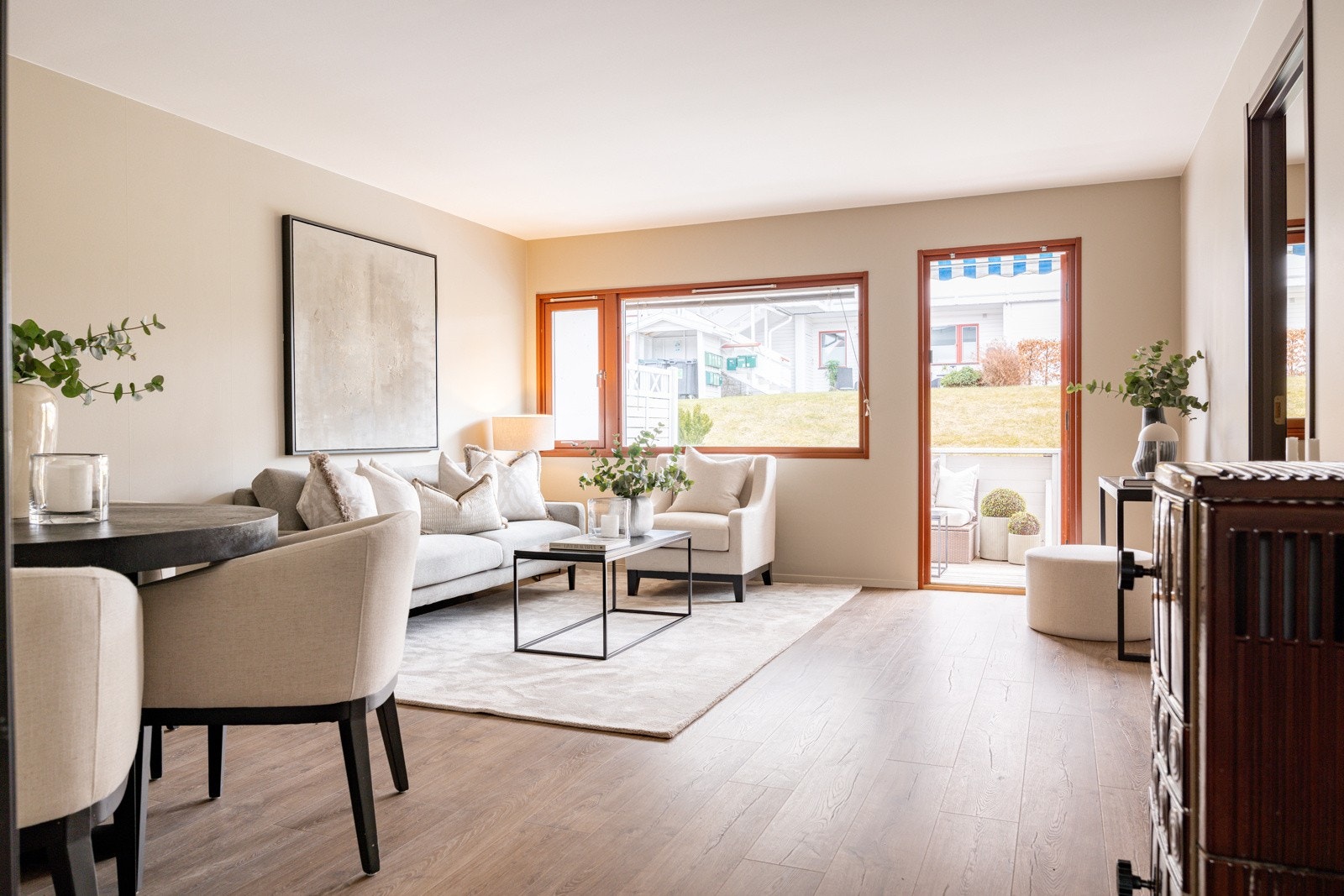 Svært gode lysforhold fra store, gjennomgående vindsflater. Galleribilde