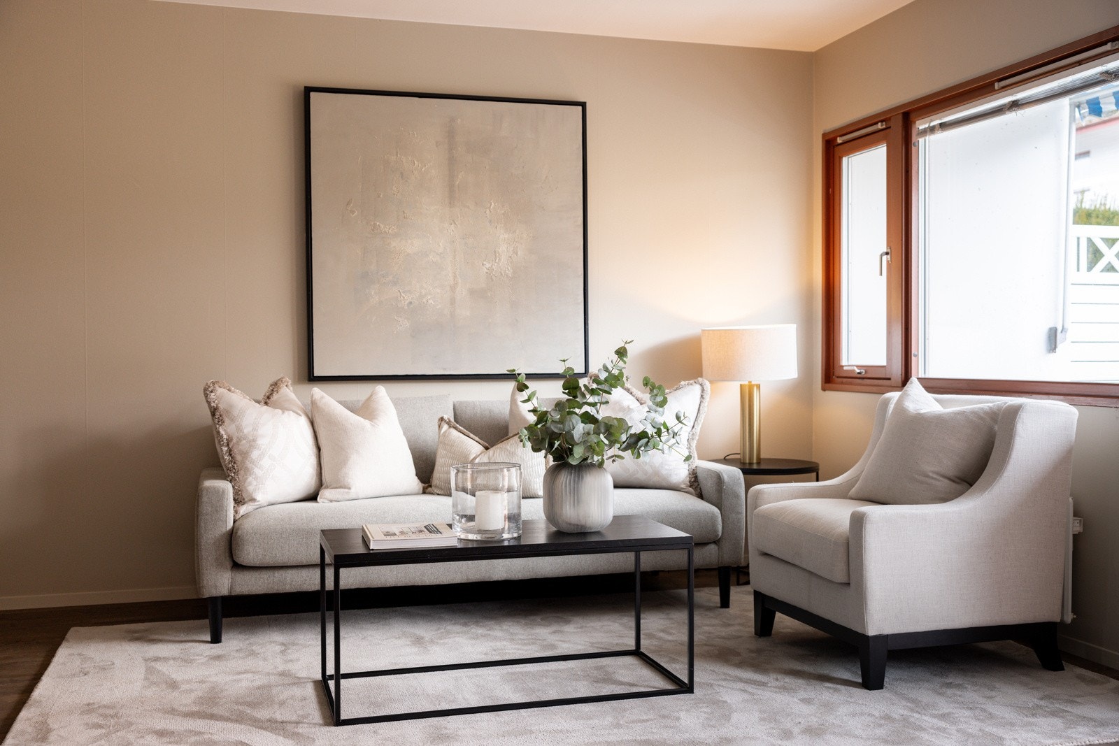 Lys og romslig stue med god plass til sofagruppe med tilhørende møblement. Galleribilde