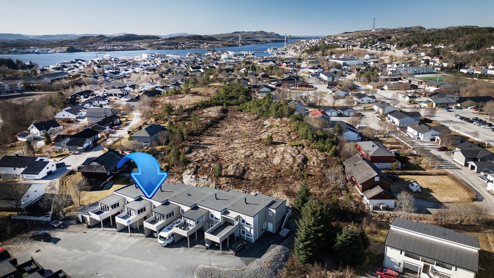 Rekkehus med fin beliggenhet i etablert og familievennlige omgivelser, ca 1,4 km nord for Rørvik sentrum Galleribilde