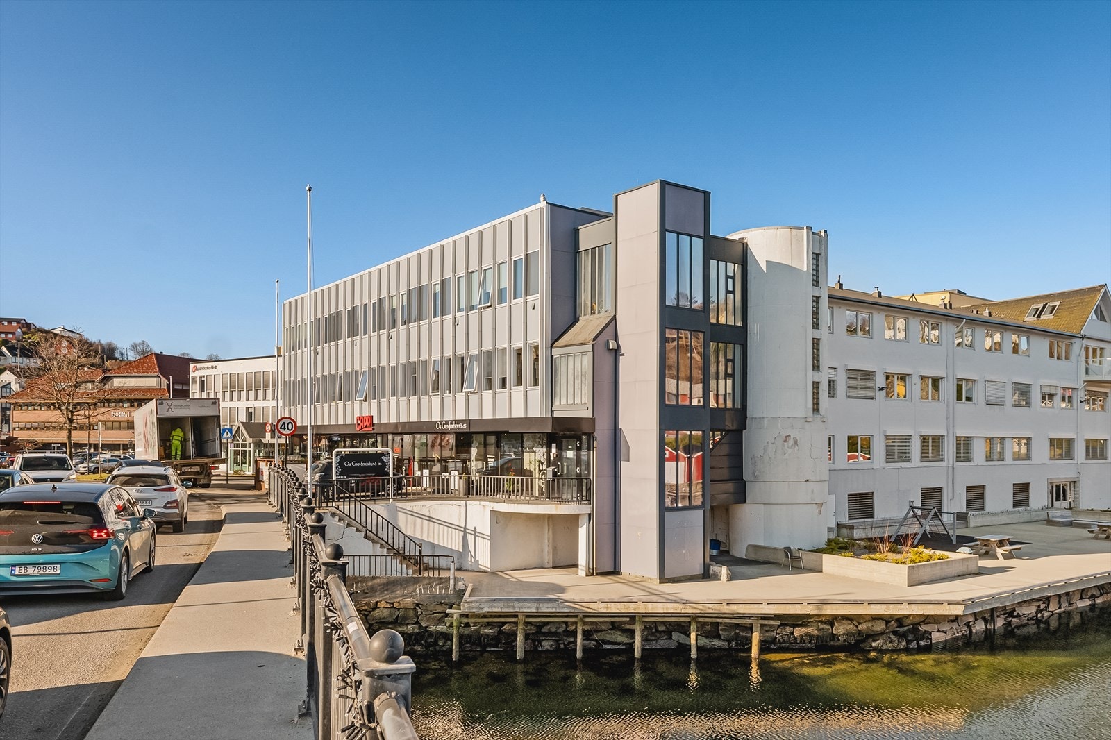 Kort gangavstand til lokale dagligvarebutikker, Coop Extra Osøyro og Kiwi Haugsneset som ligger rett over broen Galleribilde