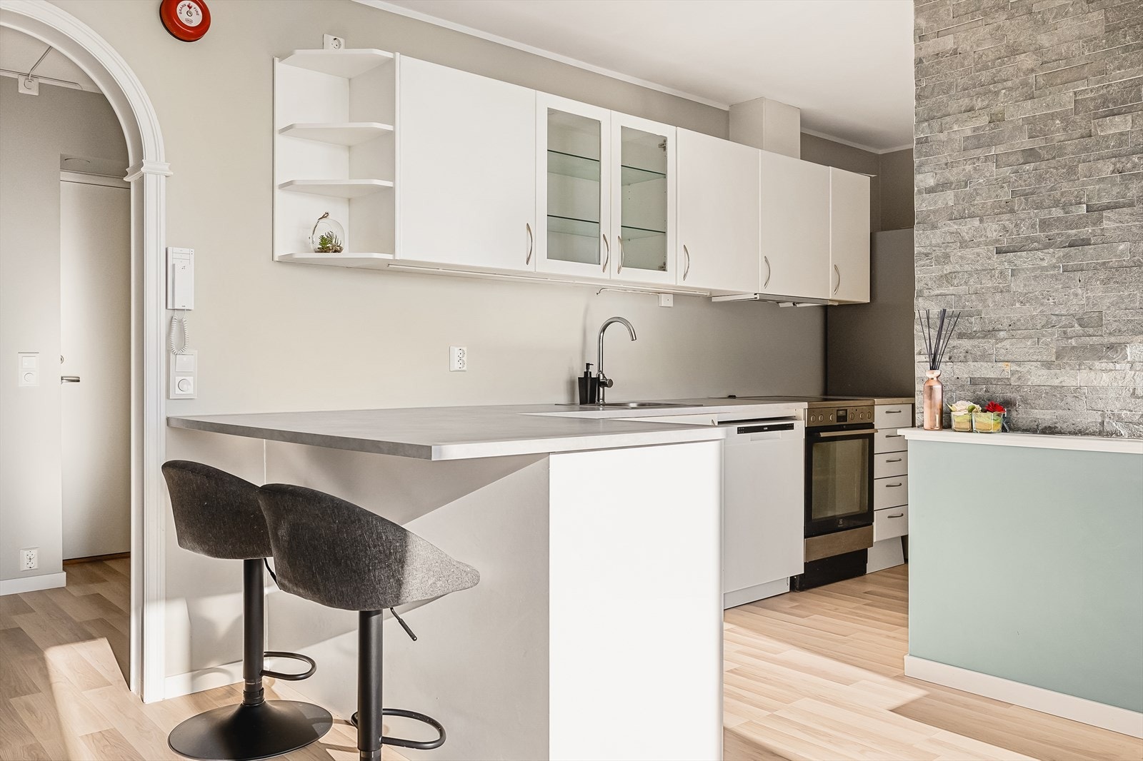 Moderne og tidløst kjøkken med hvit glatte fronter og benkeplate med nedfelt stålvask. Galleribilde