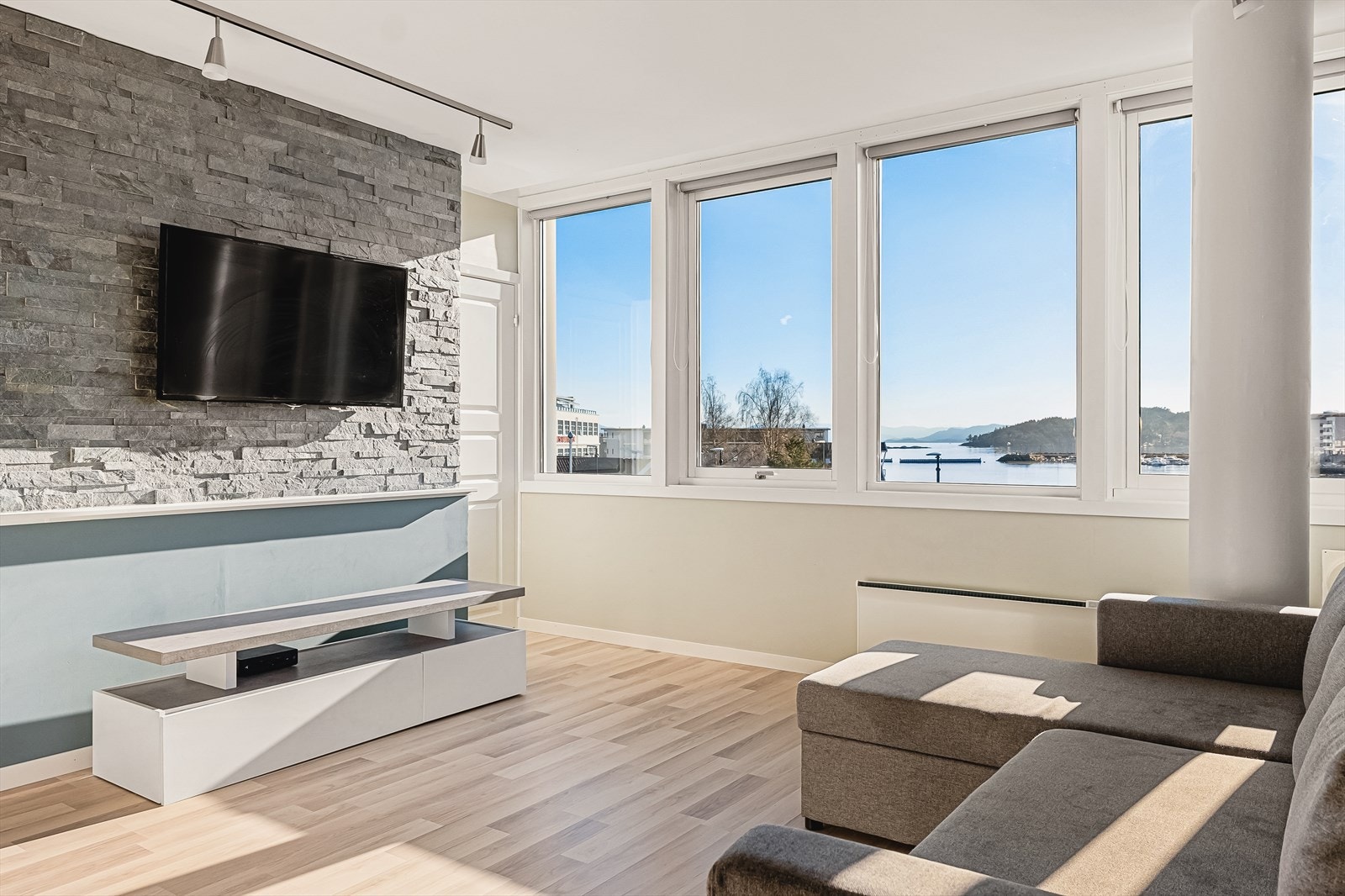 Lys og trivelig 2-roms leilighet med sentral beliggenhet midt i Os Sentrum Galleribilde