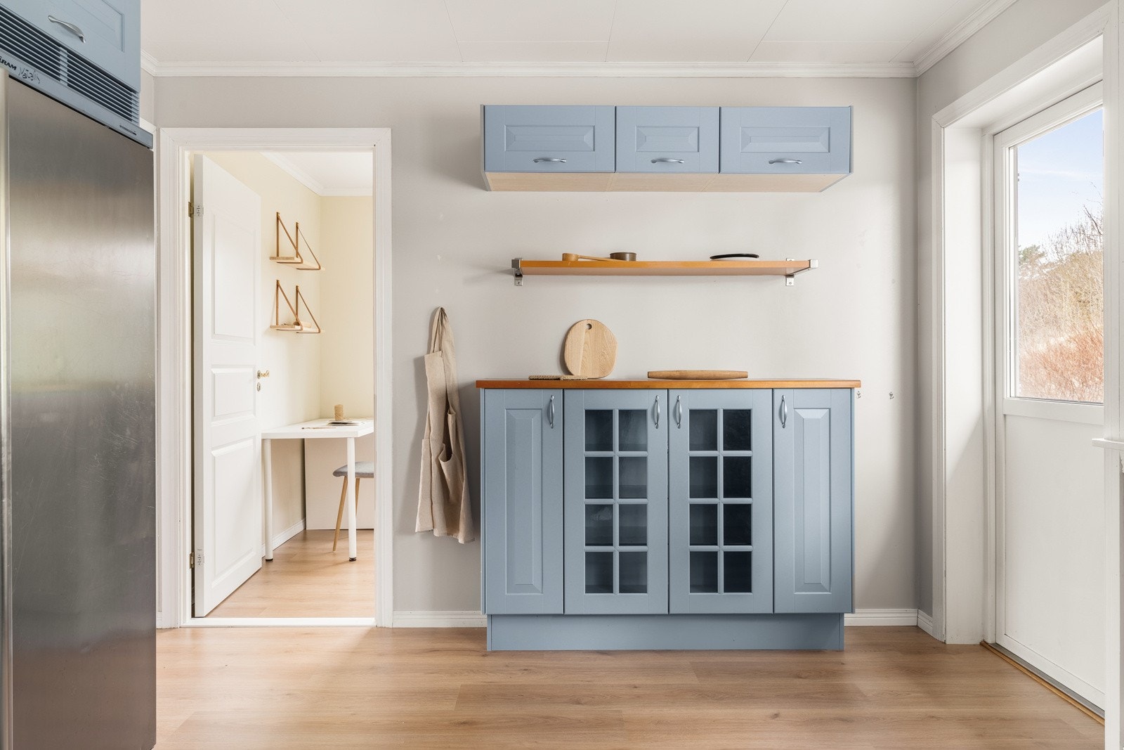 Av integrerte hvitevarer kan det nevnes keramisk topp og stekeovn i hjørneløsning. Galleribilde