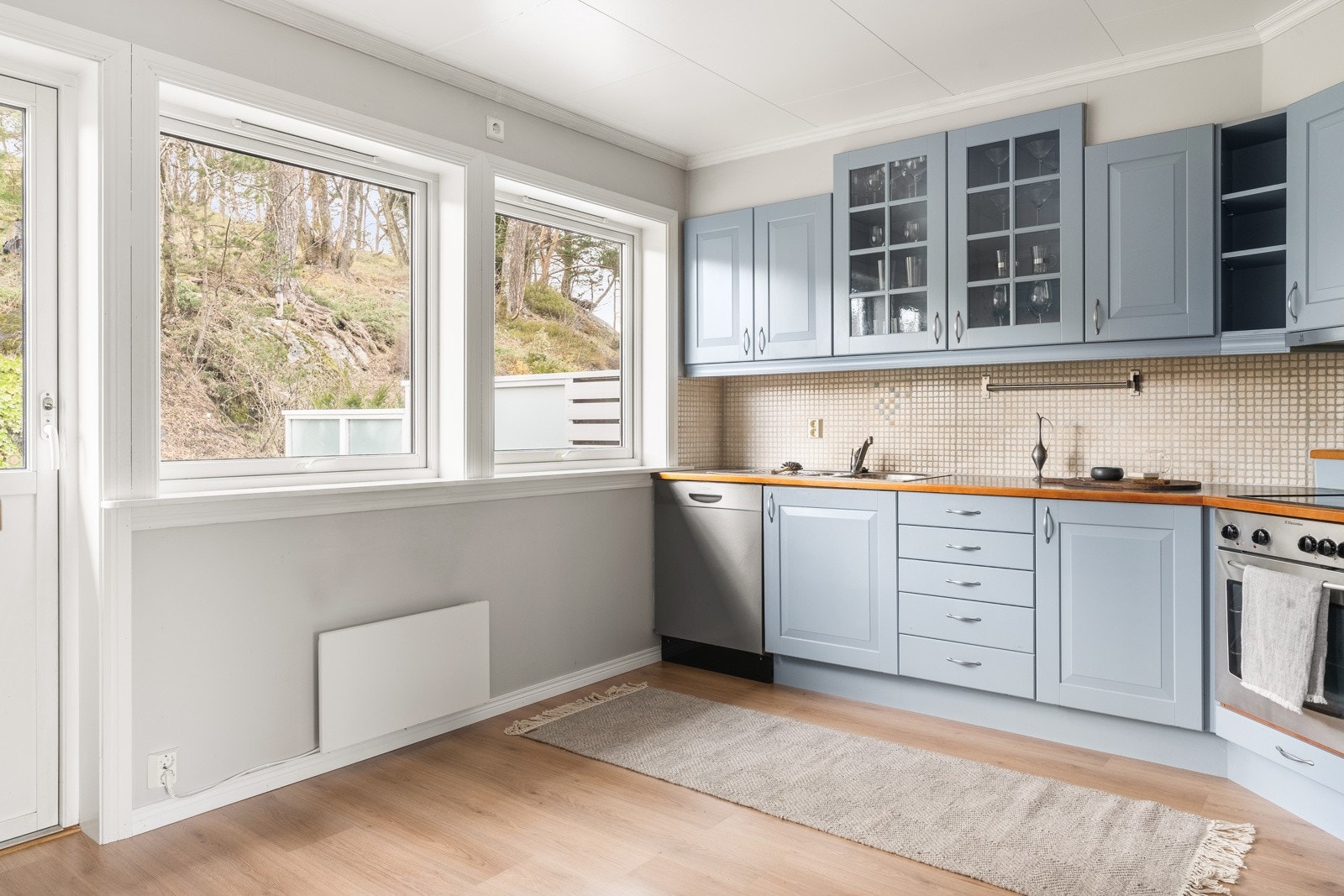 Fra kjøkkenet har man direkte tilkomst til den vestvendte terrassen. Galleribilde