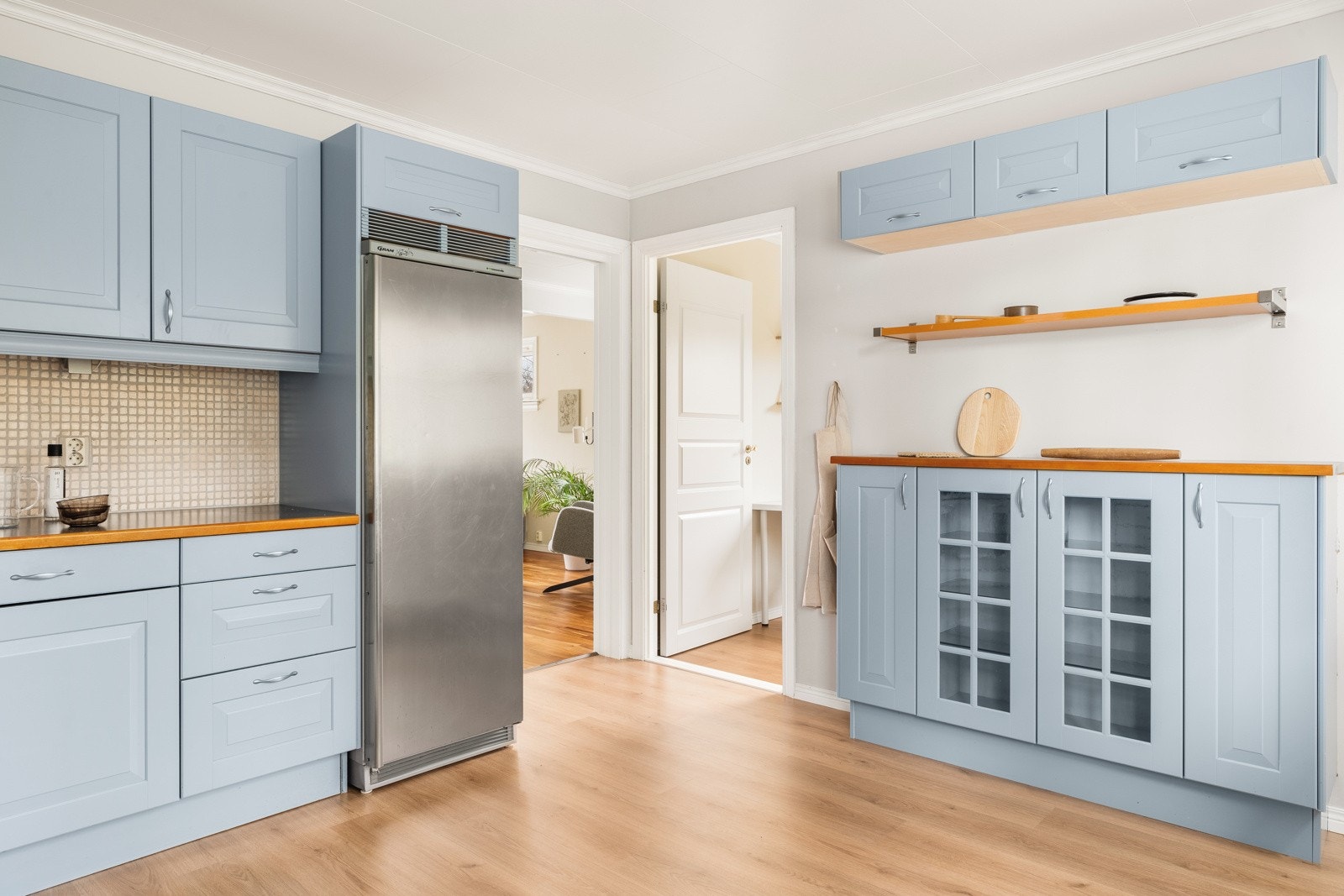 Her er det god plass til oppbevaring i skuffer og skap. Galleribilde