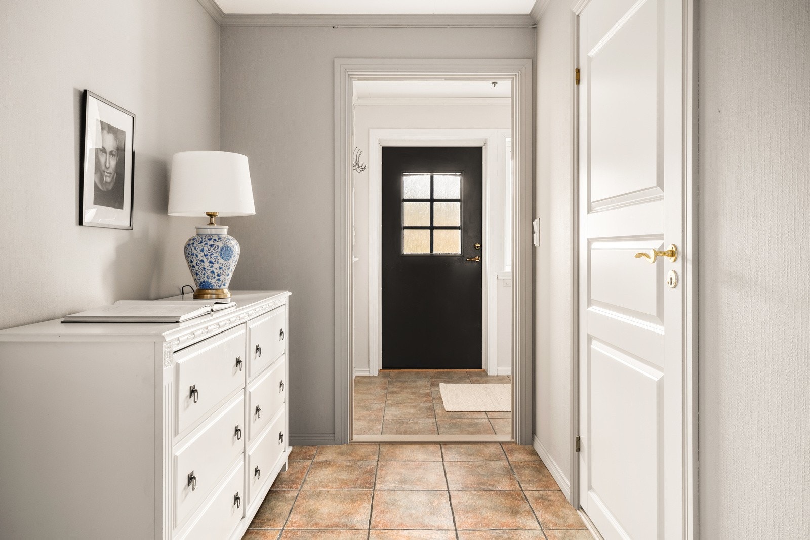 I entréen finner du god plass til oppbevaringsmuligheter. Galleribilde