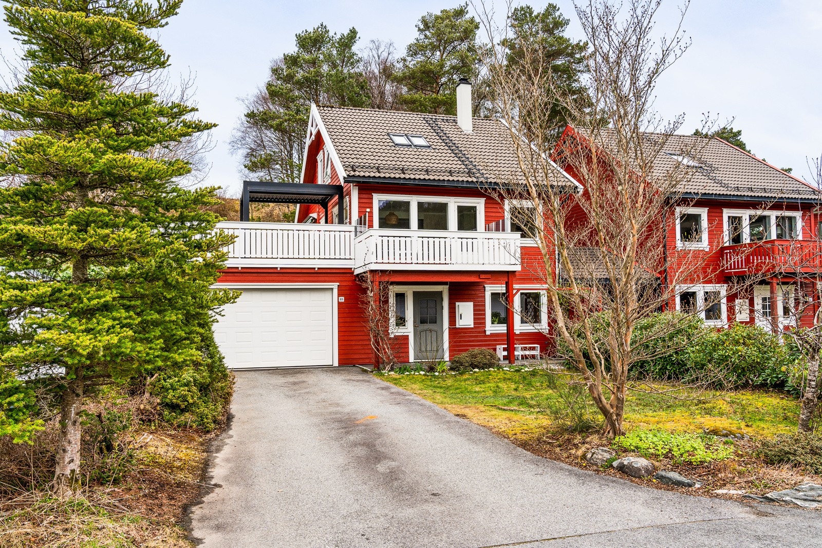 Velkommen til en flott bolig i barnevennelige omgivelser med hele 5 soverom, dobbel garasje og en fantastisk uteplass. Galleribilde