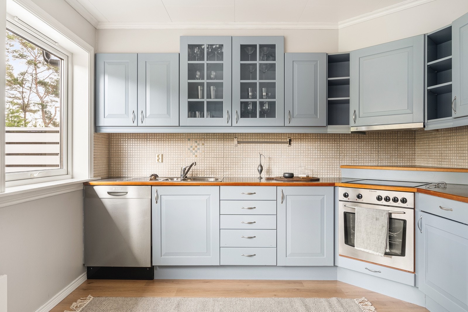 Innredningen består av klassiske profilerte fronter og en laminat benkeplate med trelist i front. Galleribilde