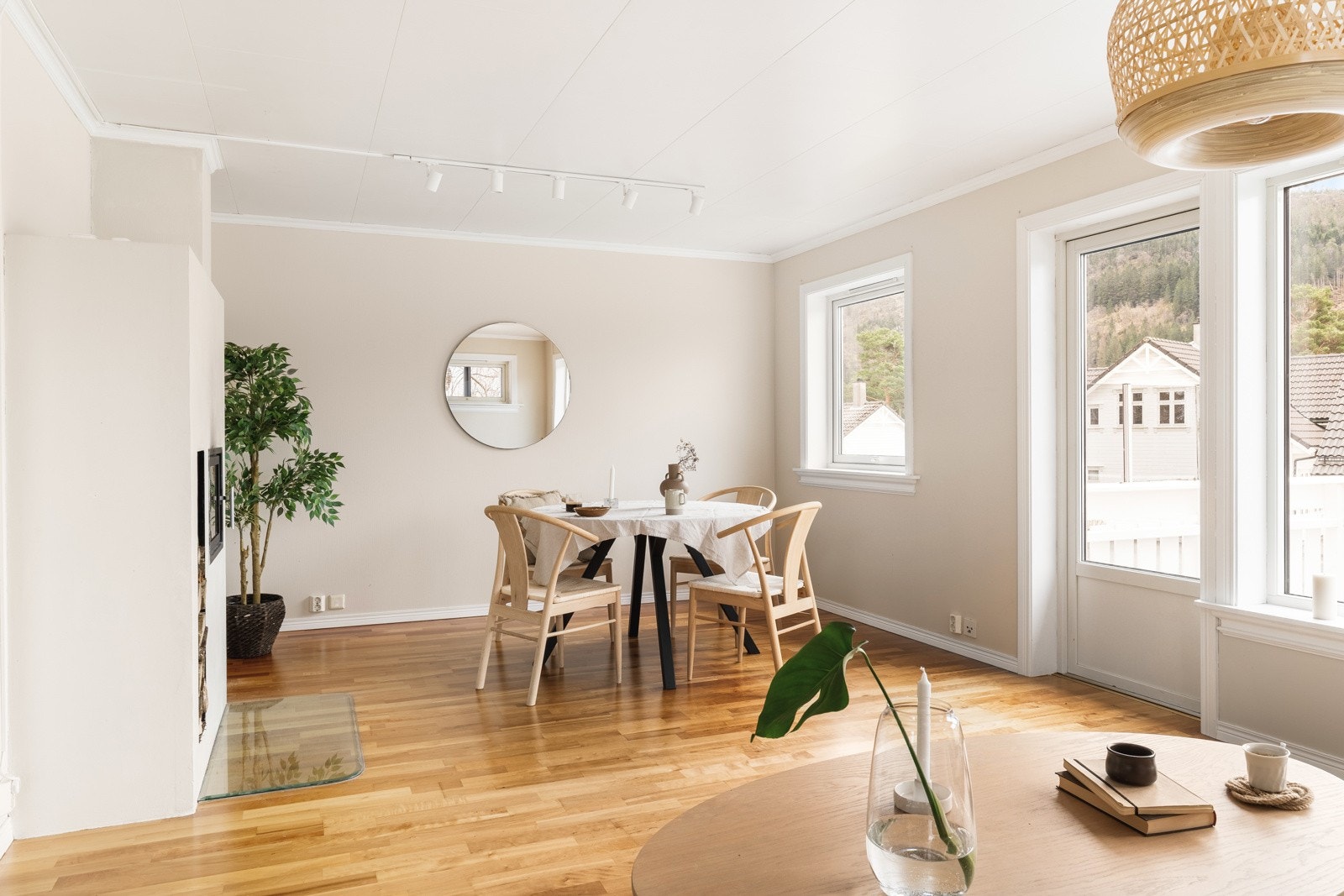 I stuen har man god plass til et spisebord av god størrelse. Galleribilde