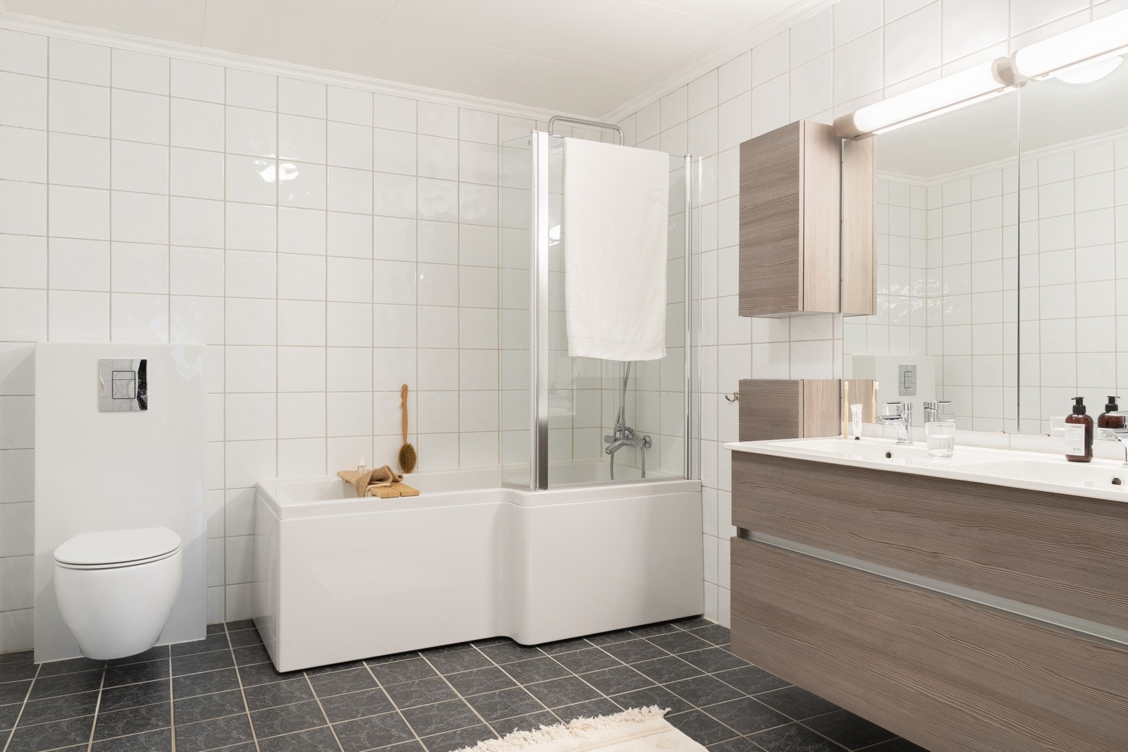 Her er det helfliset og termostatstyrte varmekabler i gulv. Galleribilde