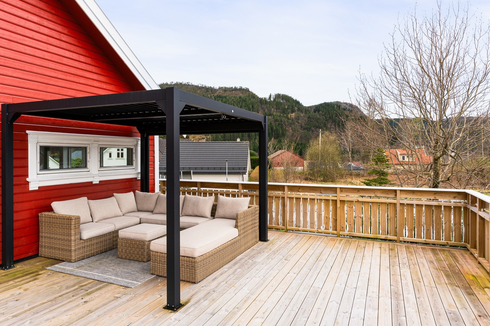 Terrassen har god plass til å innrede med flere ulike sittegrupper. Galleribilde