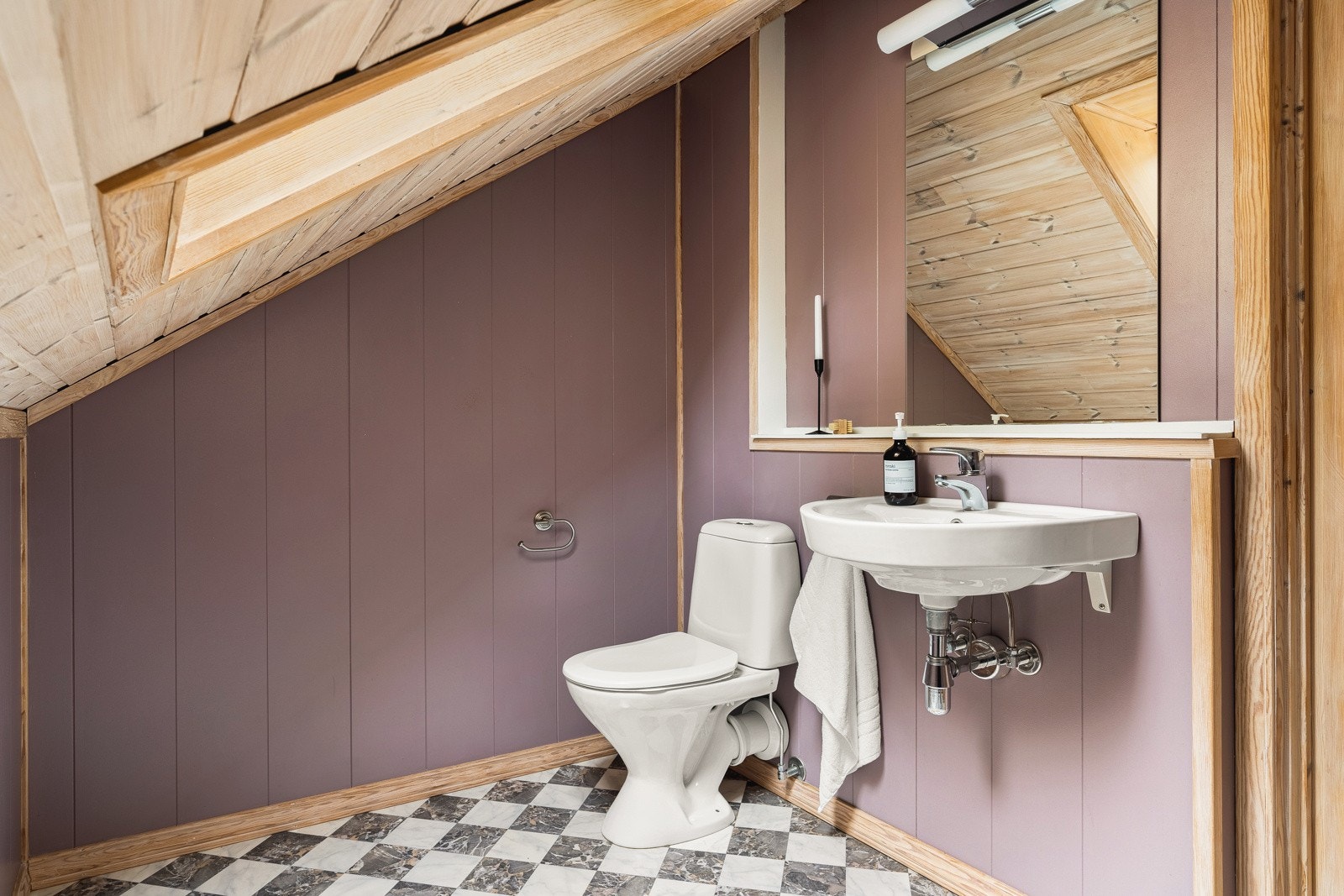 Boligen er praktisk utformet med et ekstra toalettrom i overtetasjen. Galleribilde