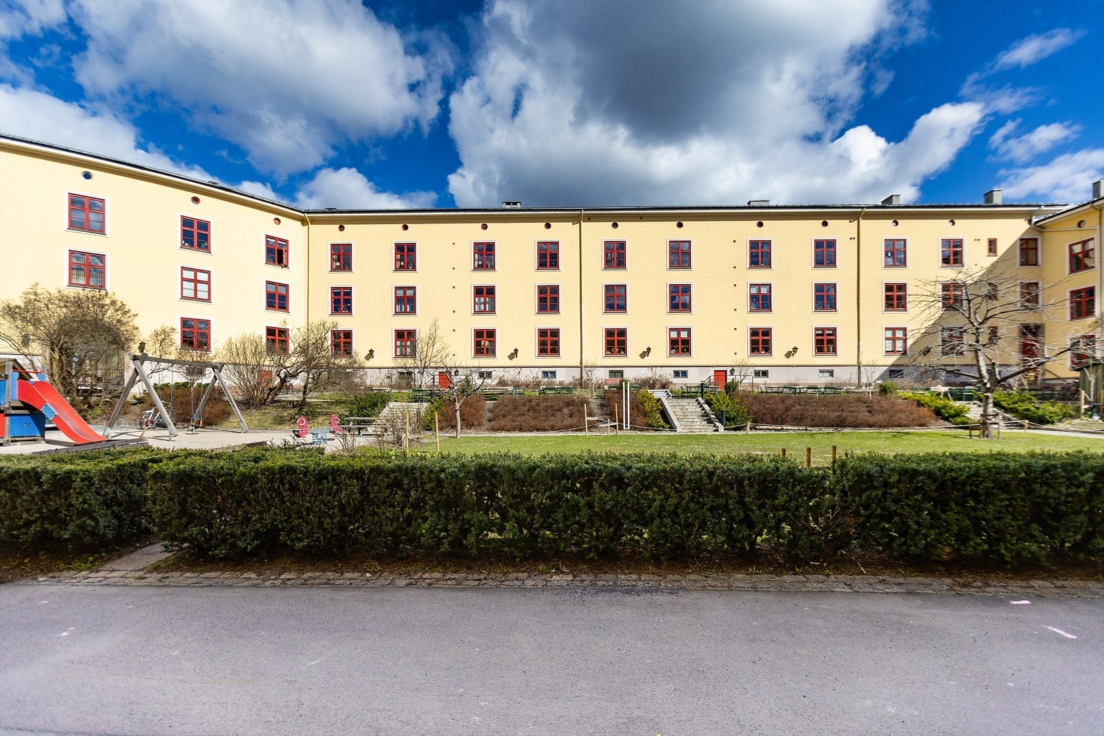 Boligen ligger i bygårdens 2. Etasje og har god utsikt utover den flotte bakgården. Galleribilde