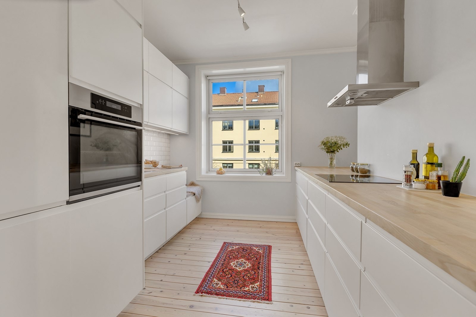 Leiligheten har et lyst og skikkelig fint og stort, separat kjøkken med god atmosfære. Galleribilde