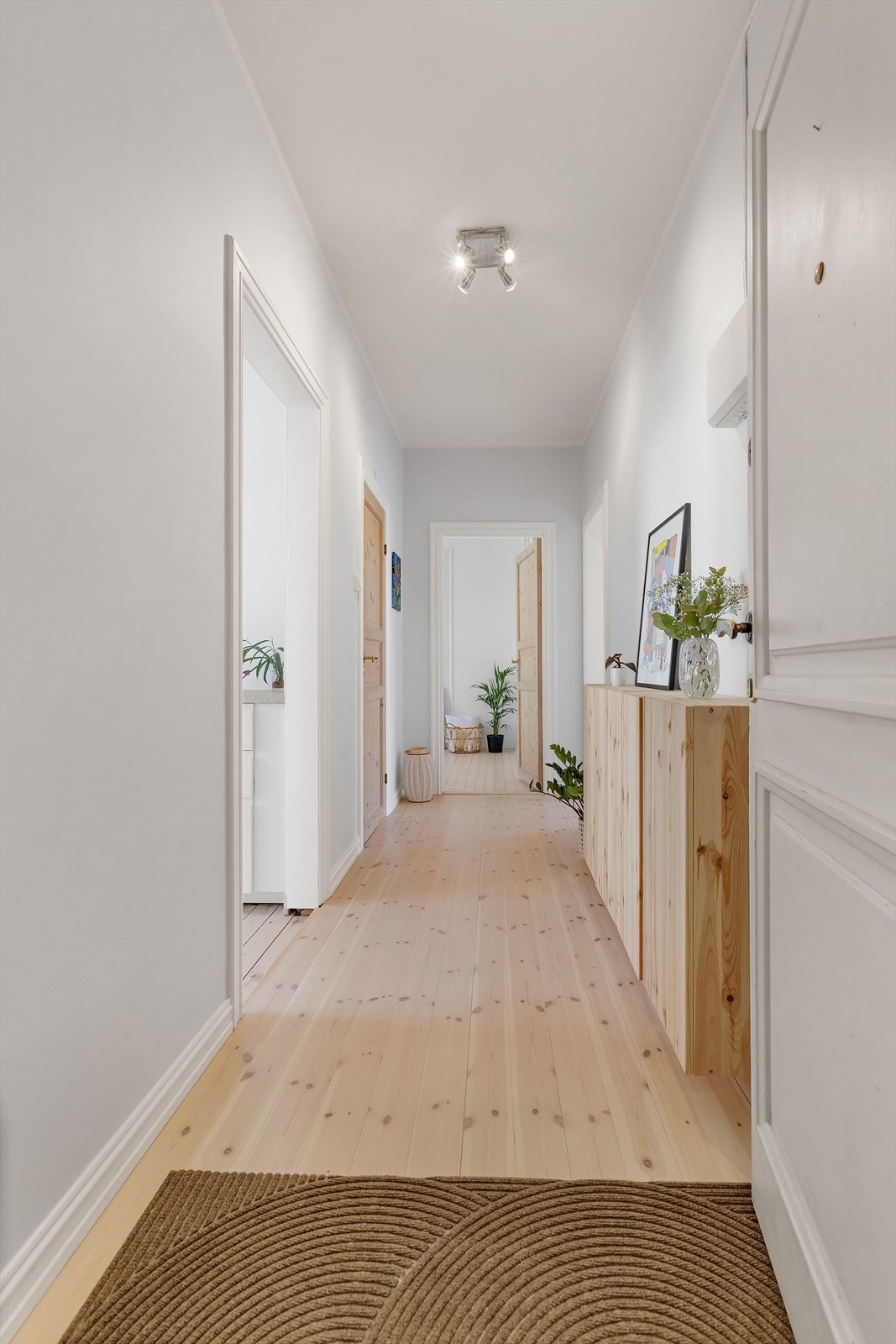 Du ønskes velkommen inn i en lys, innbydende og praktisk entré. Galleribilde