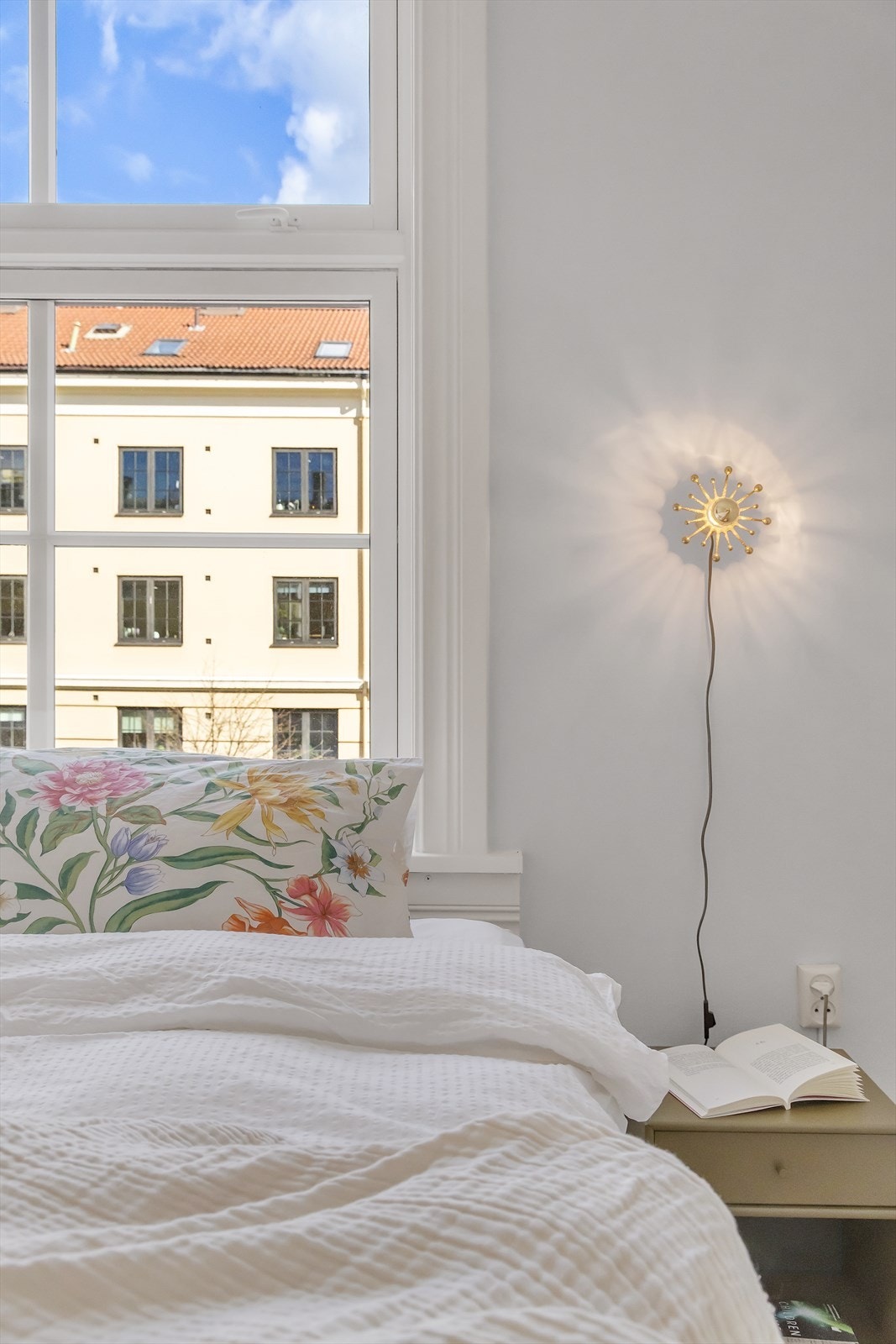 Det er store vindusflater som slipper inn rikelig med naturlig lys på soverommet. Galleribilde