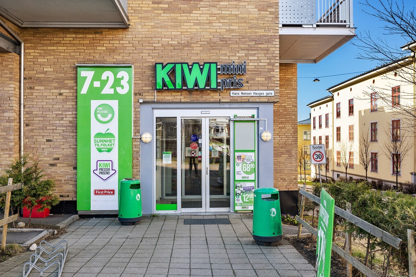Flere matbutikker i umiddelbar nærhet med blant annet KIWI Kyrre Grepps gate, REMA 1000 i Hans Nielsen Hauges gate og Joker Grefsenveien (åpen alle dager), i tillegg til en Meny-butikk i Lillo gård. Galleribilde