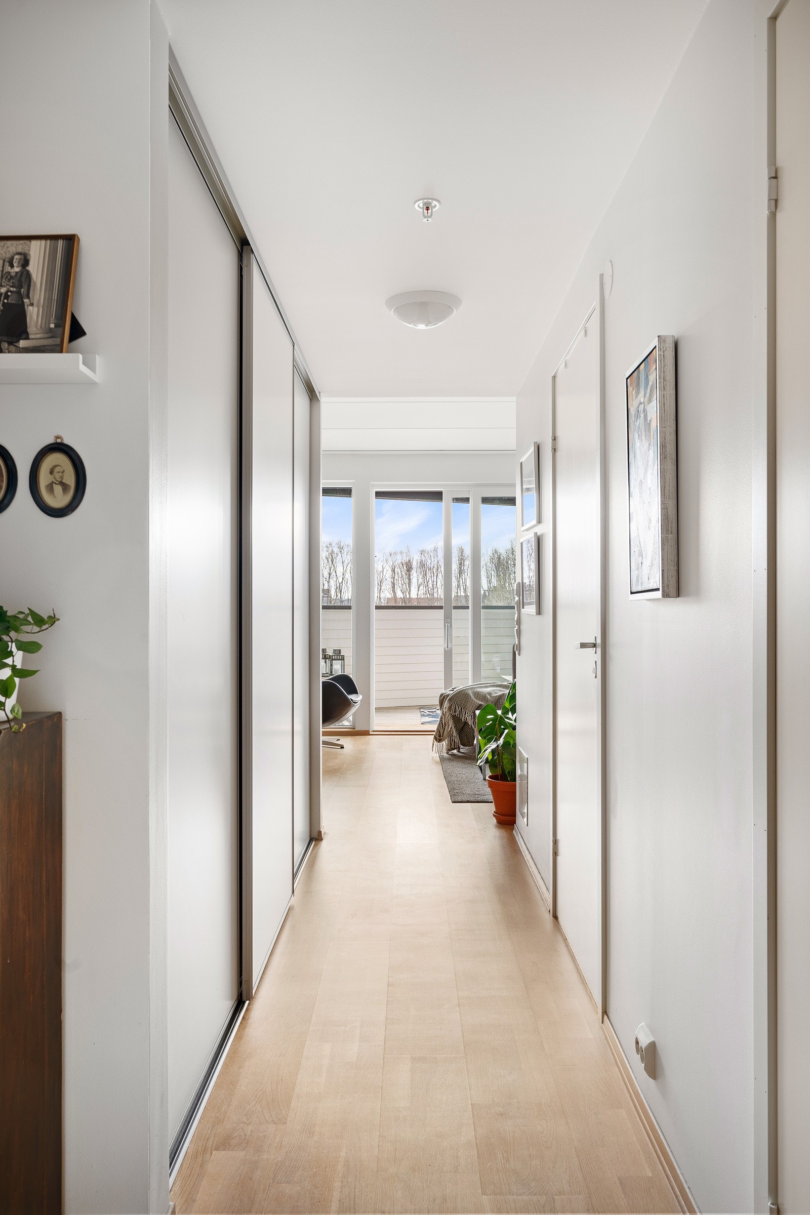 Det er satt inn store skyvedørsgarderober i både entré og gang. Svært praktisk! Galleribilde