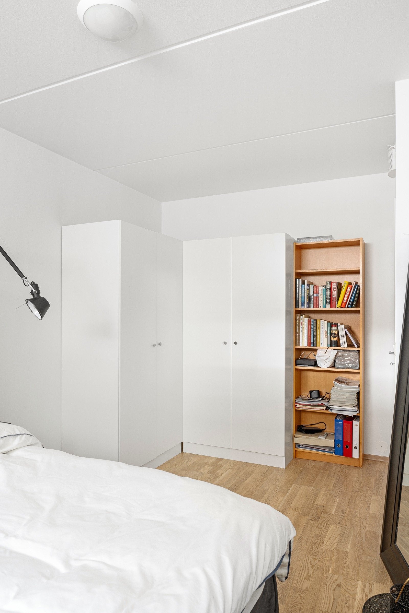 Det er satt i garderobeskap som bidrar til god oppbevaringsplass. Galleribilde