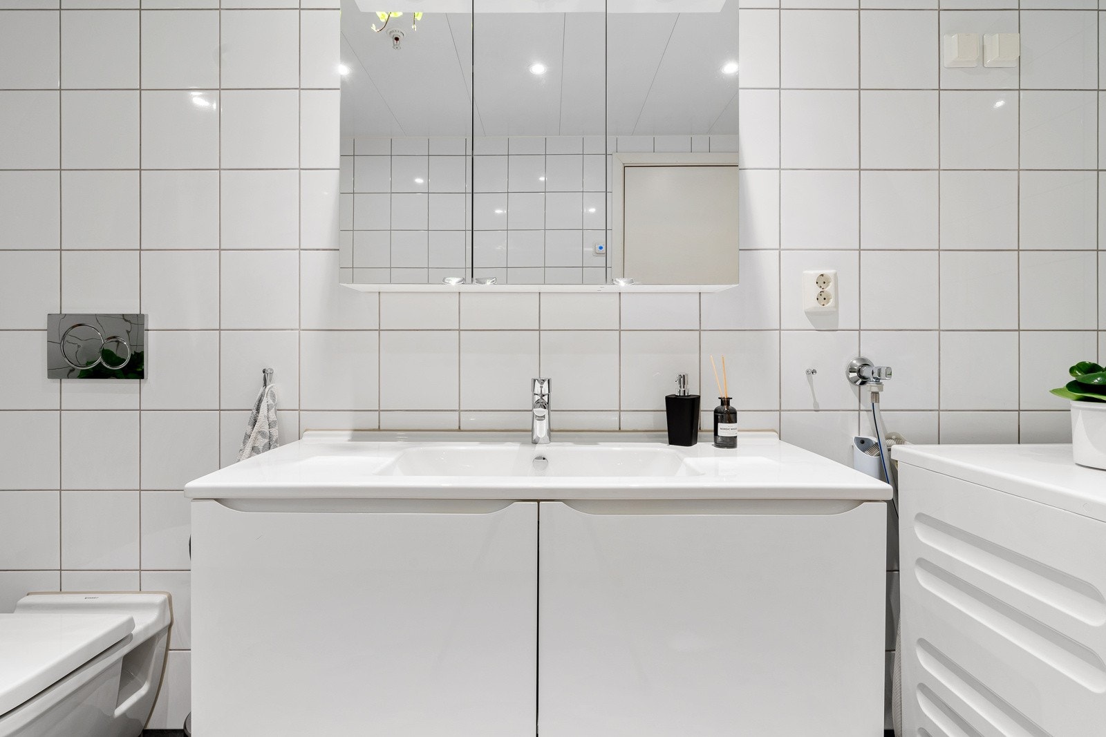 Baderomsinnredning med god oppbevaringsplass. Galleribilde