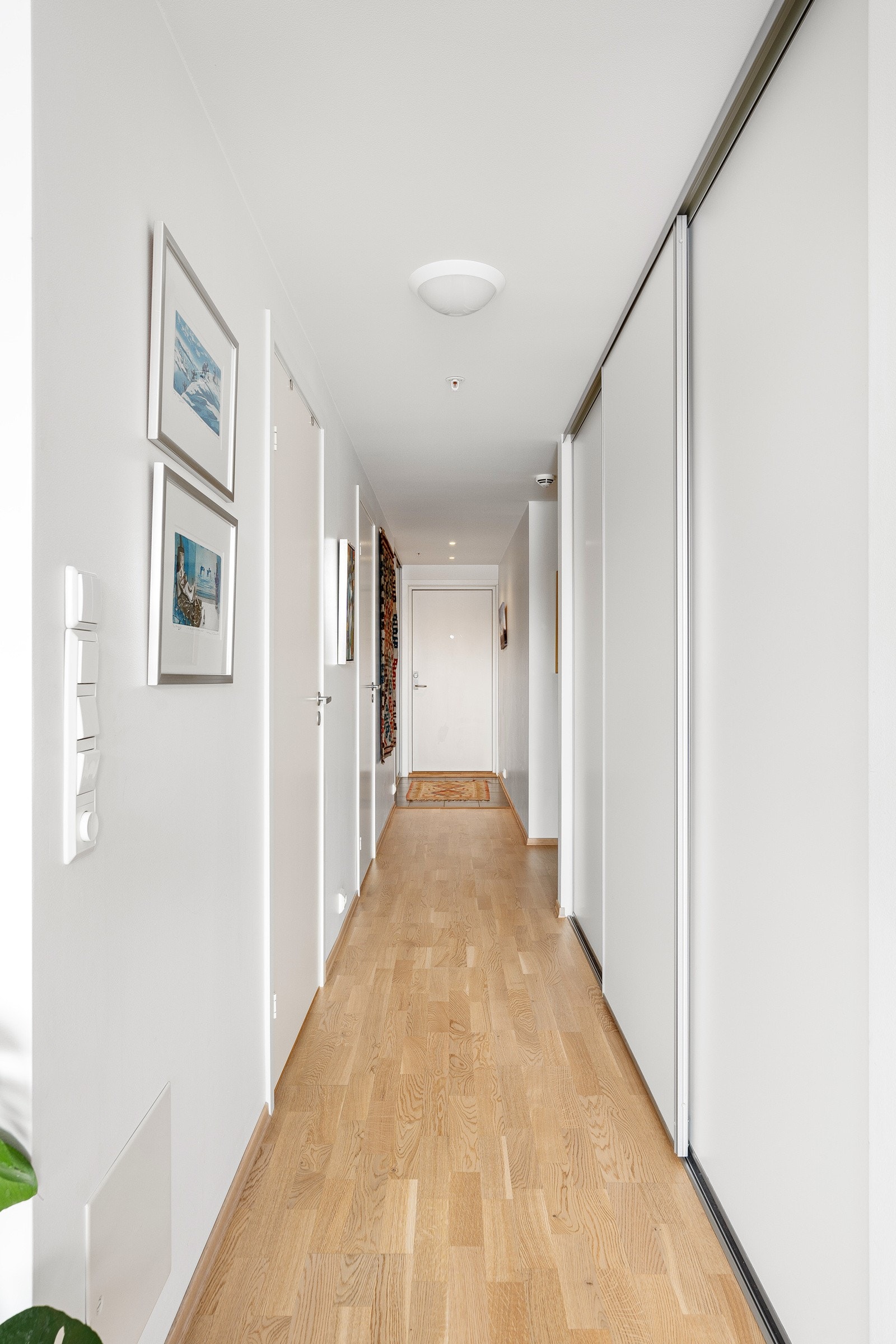 Leiligheten er fra 2017 og framstår gjennomgående moderne. Galleribilde