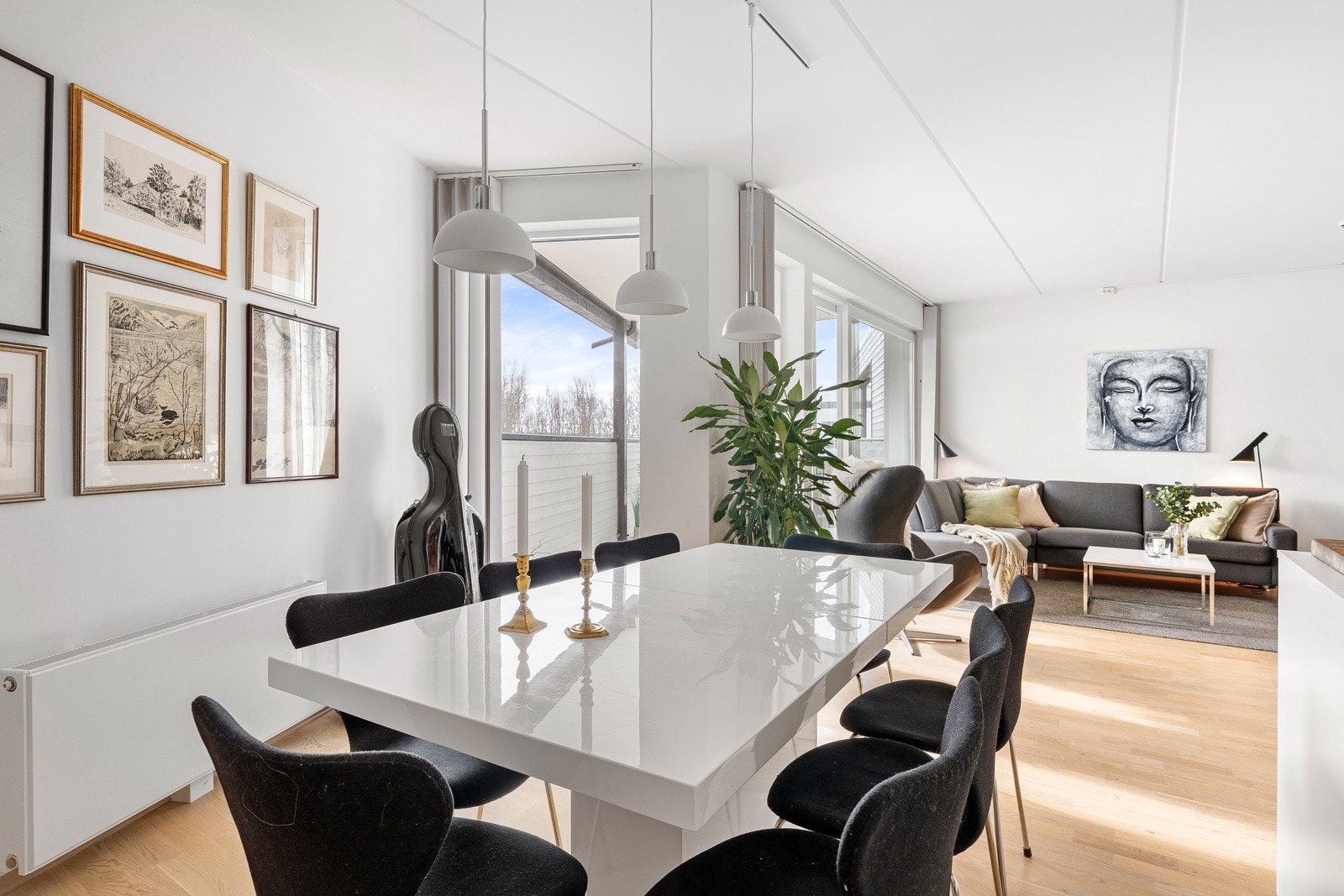 Spisebordet har sin naturlige plass ved kjøkkenet. Galleribilde