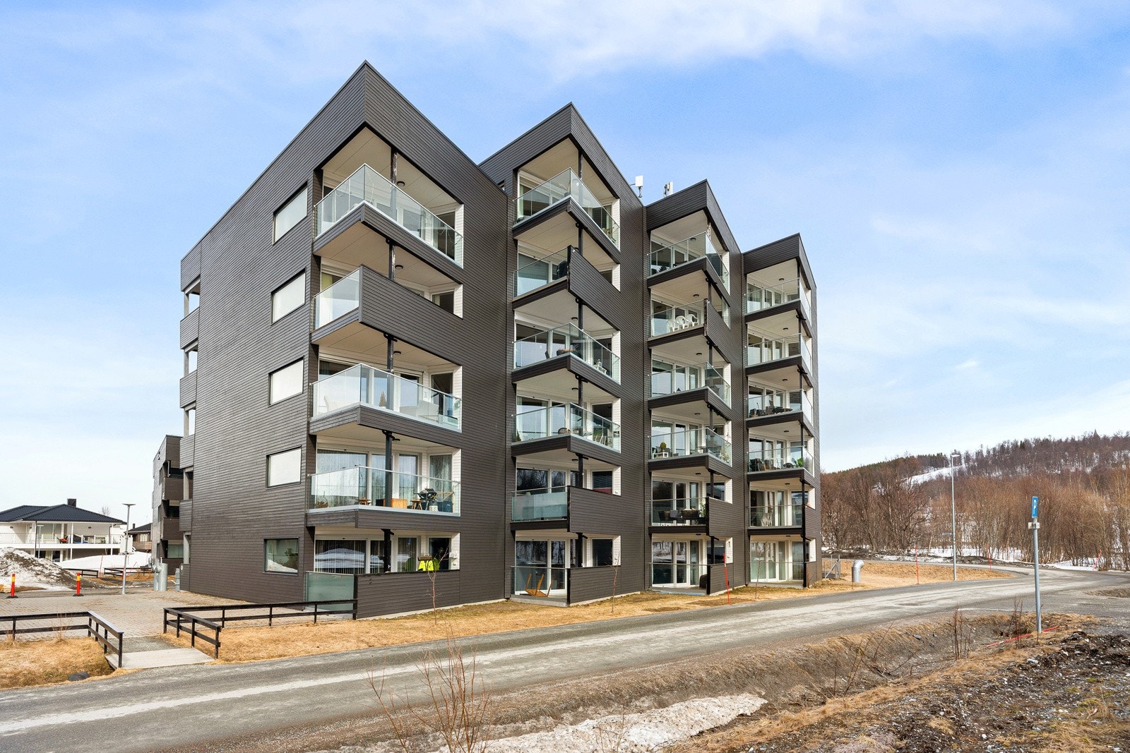 Leiligheten ligger fint til mot sør i byggets 2. etasje og har svært gode solforhold. Galleribilde