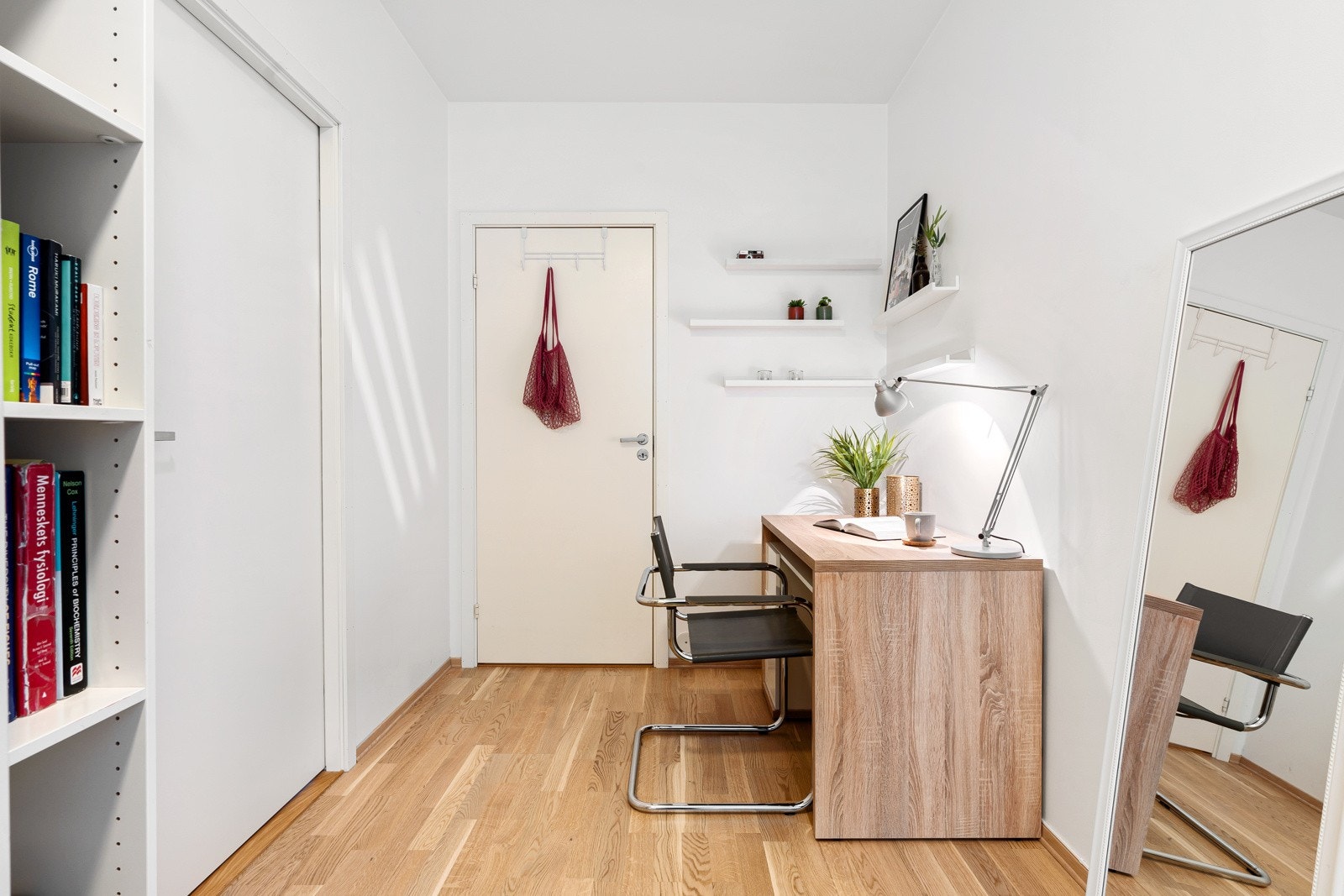 God plass for både seng og skrivepult. Galleribilde