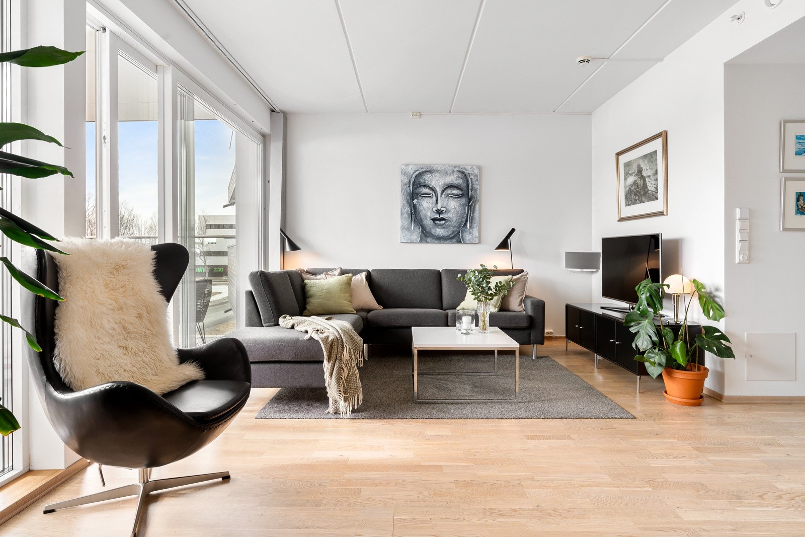 Stuen framstår lys, luftig og møbleringsvennlig. Galleribilde