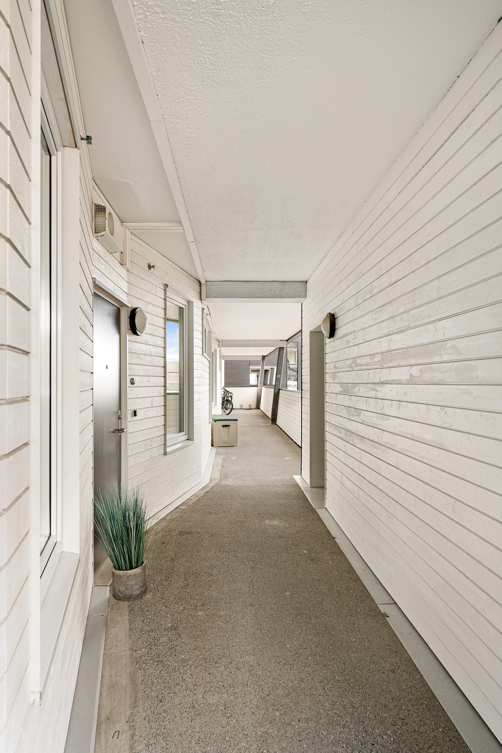 Inngangspartiet ligger under tak i svalgang. Galleribilde