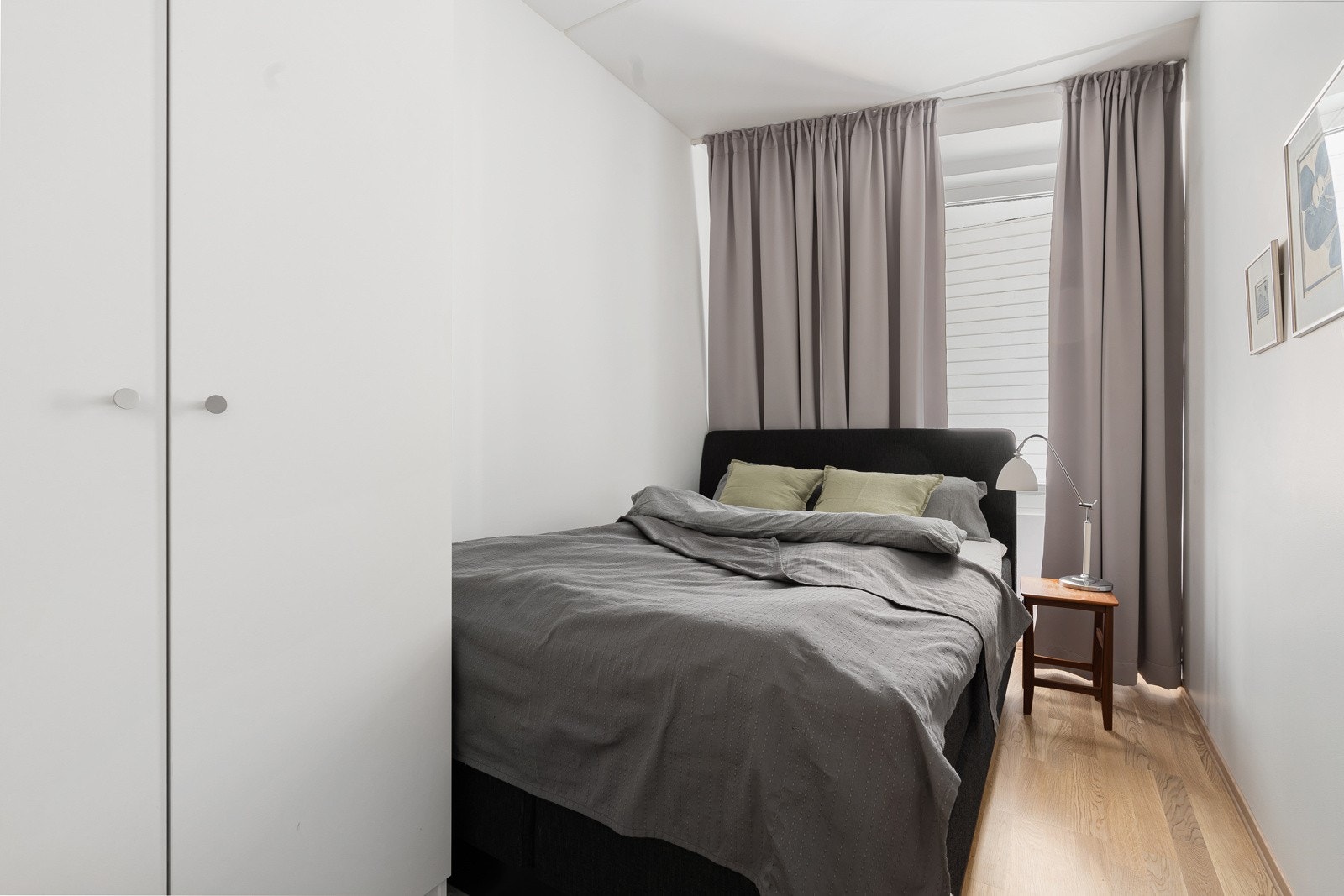 Leiligheten har tre gode soverom, som alle vender ut mot stille og rolige omgivelser. Galleribilde