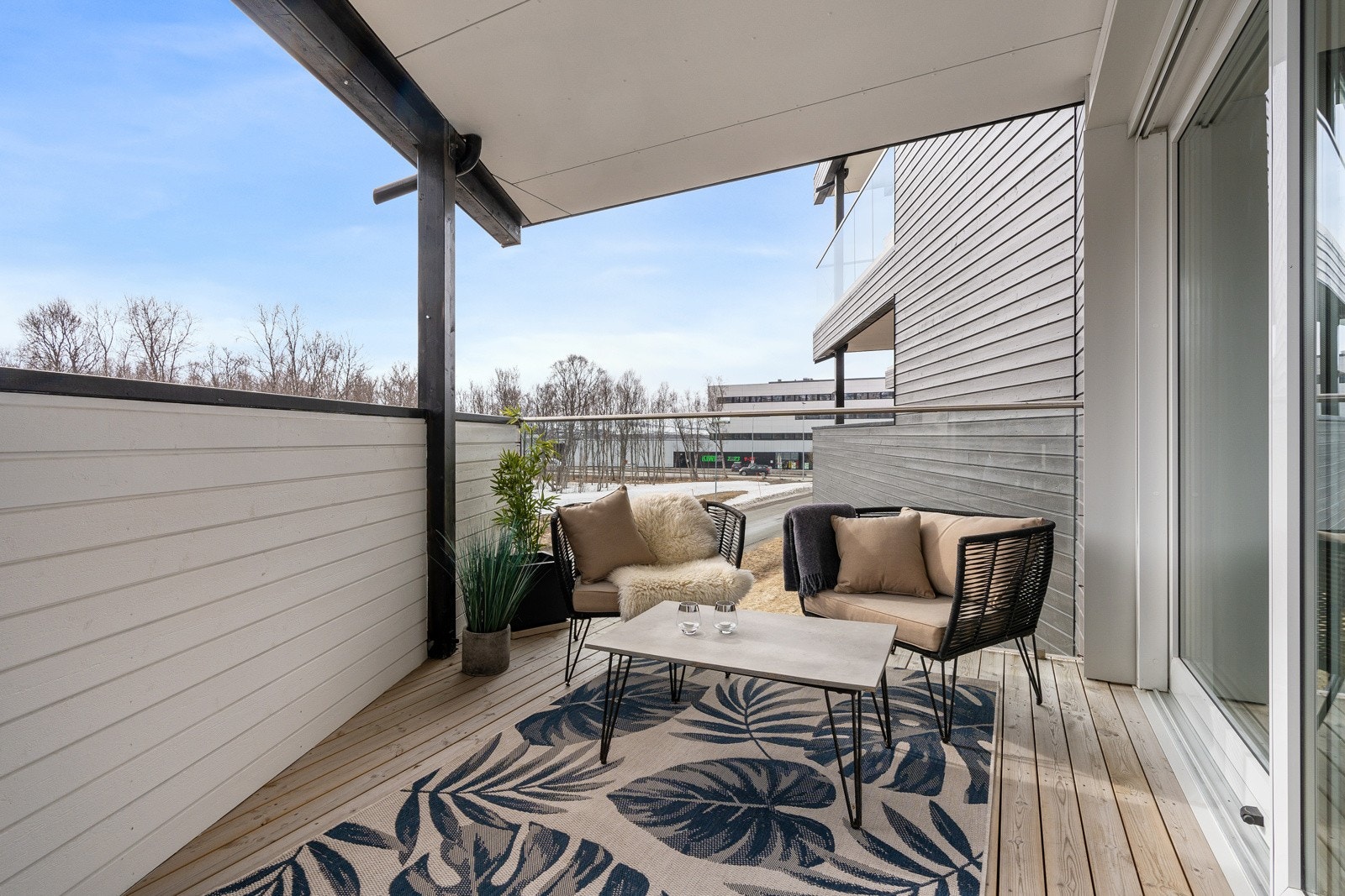 Sørvendt veranda med svært gode solforhold. Galleribilde