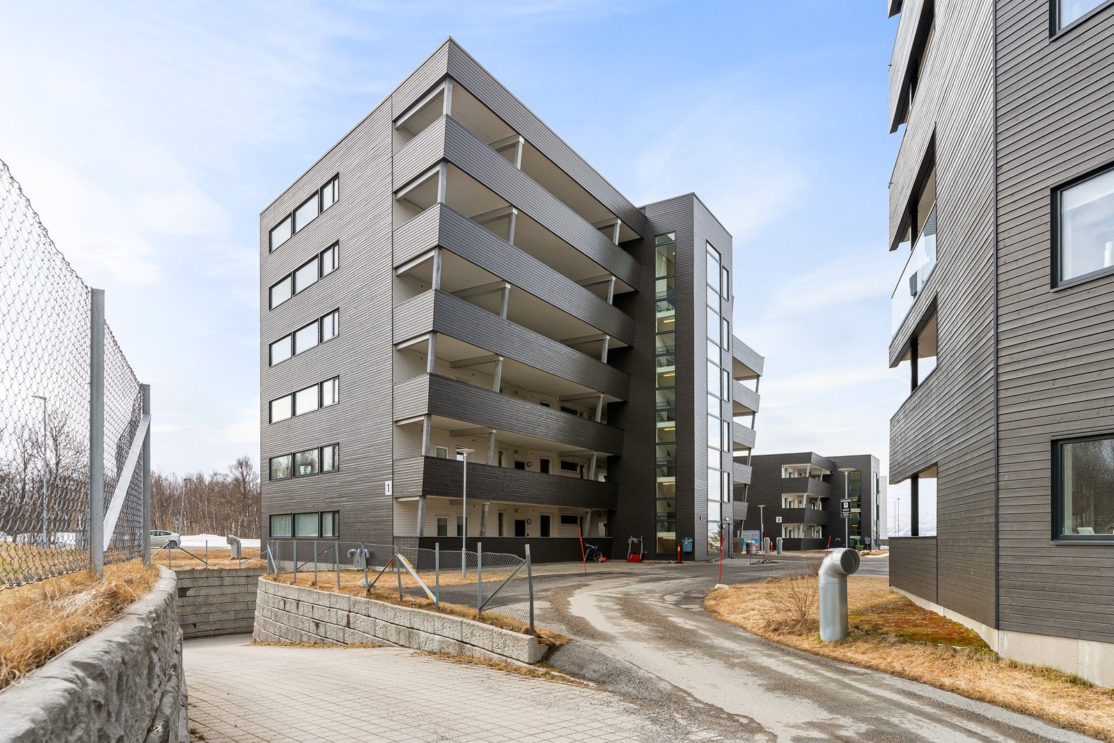 Garasjeanlegg under blokken med adkomst via både trapp og heis opp til 2. etasje. Stor felles takterrasse i 6. etasje. Blokkene på Vangberg er tegnet av stjernearkitekt Snorre Stinessen. Galleribilde