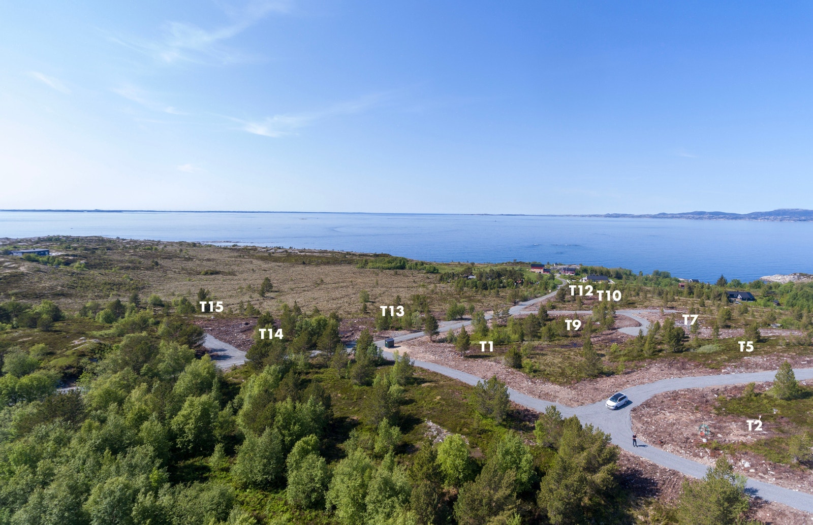 Tomtene er solrike og ligger åpent til mot fjell-landskap i sør-vest og havet i vest og nord Galleribilde