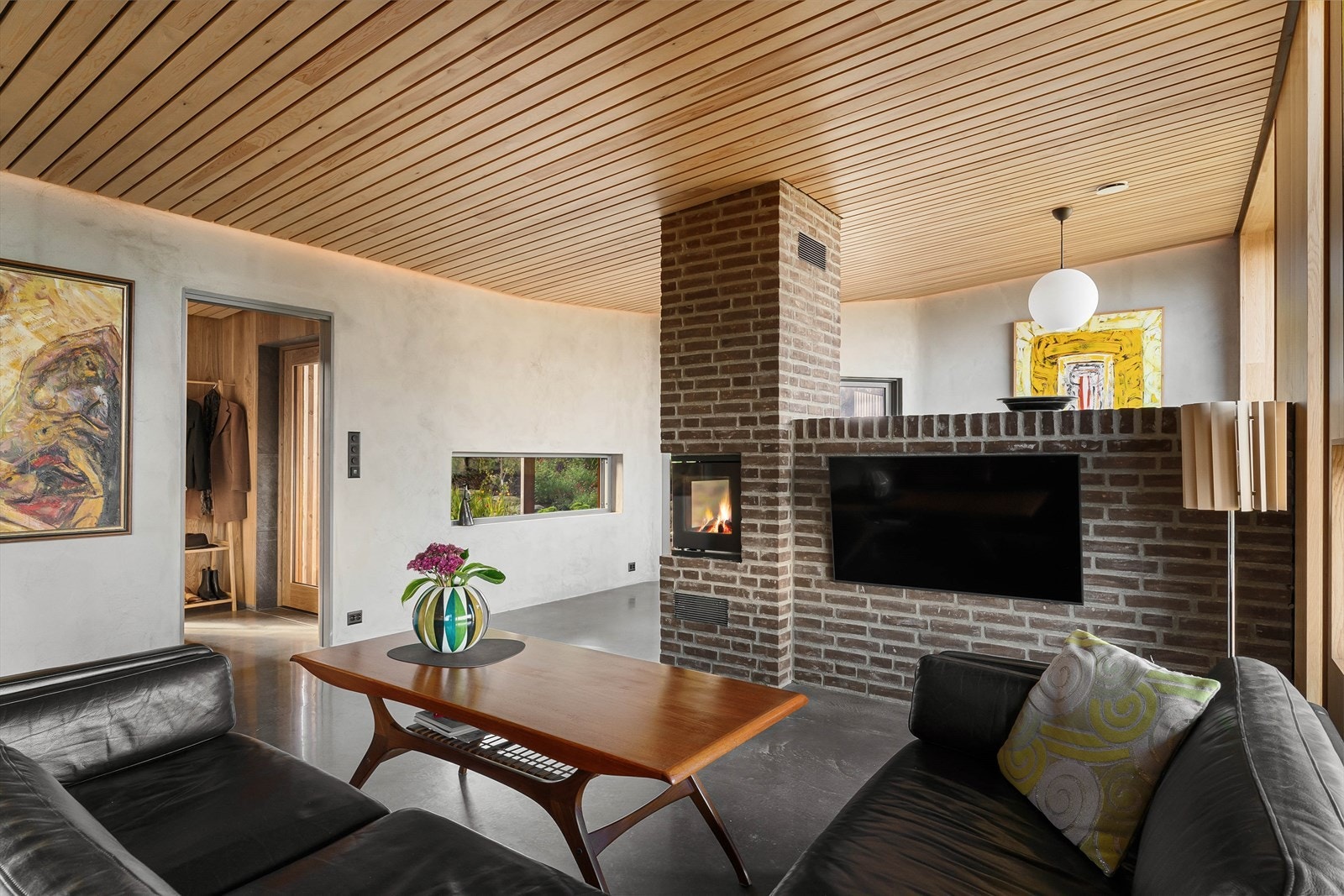 God plass til sittegruppe med sofa og bord. Galleribilde