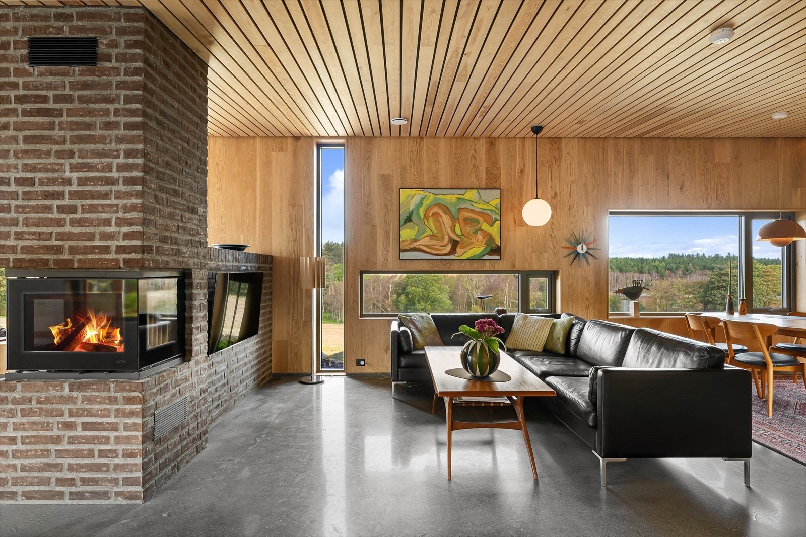 I stuen er det plass til både spisebord og sofagruppe. Galleribilde