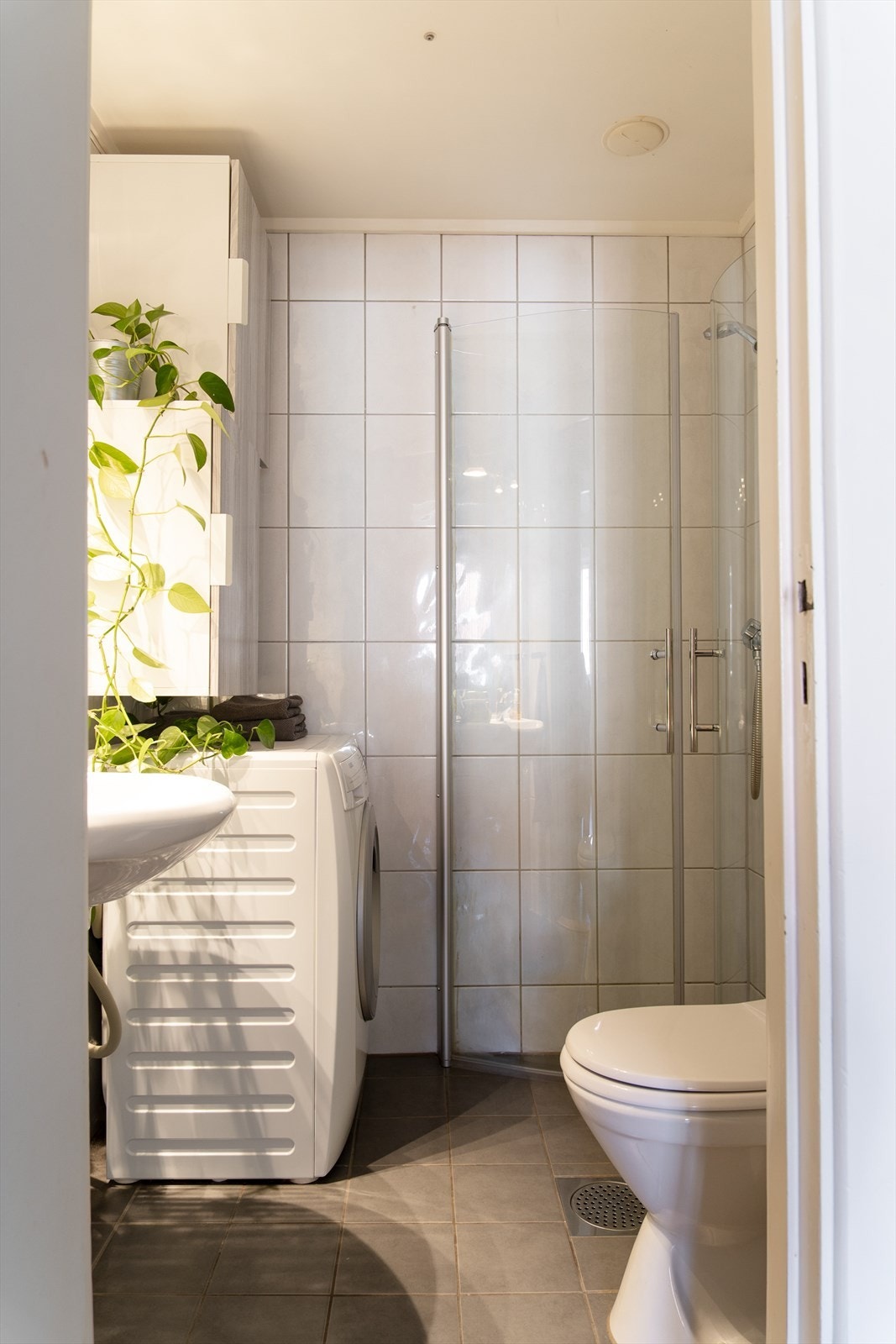 Badet ble oppgradert av borettslaget i 2001 og har flislagte overflater. Galleribilde