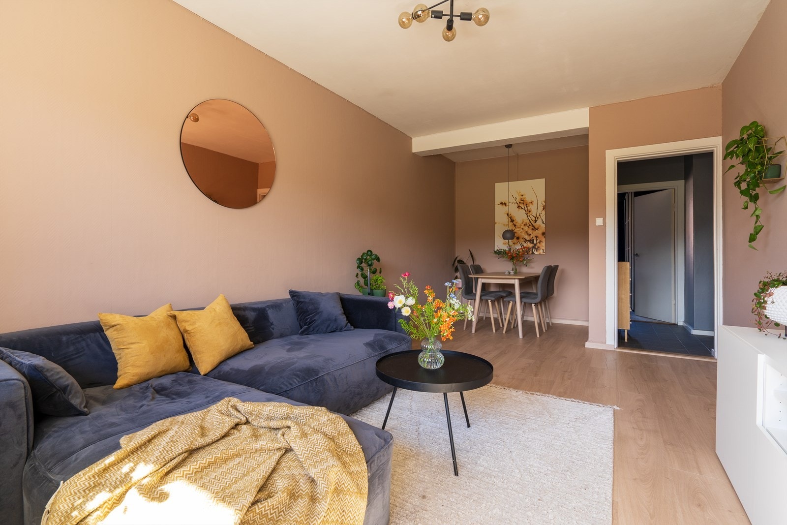 En lys og åpen stue med god plass til en stor sofa og et spisebord. Galleribilde