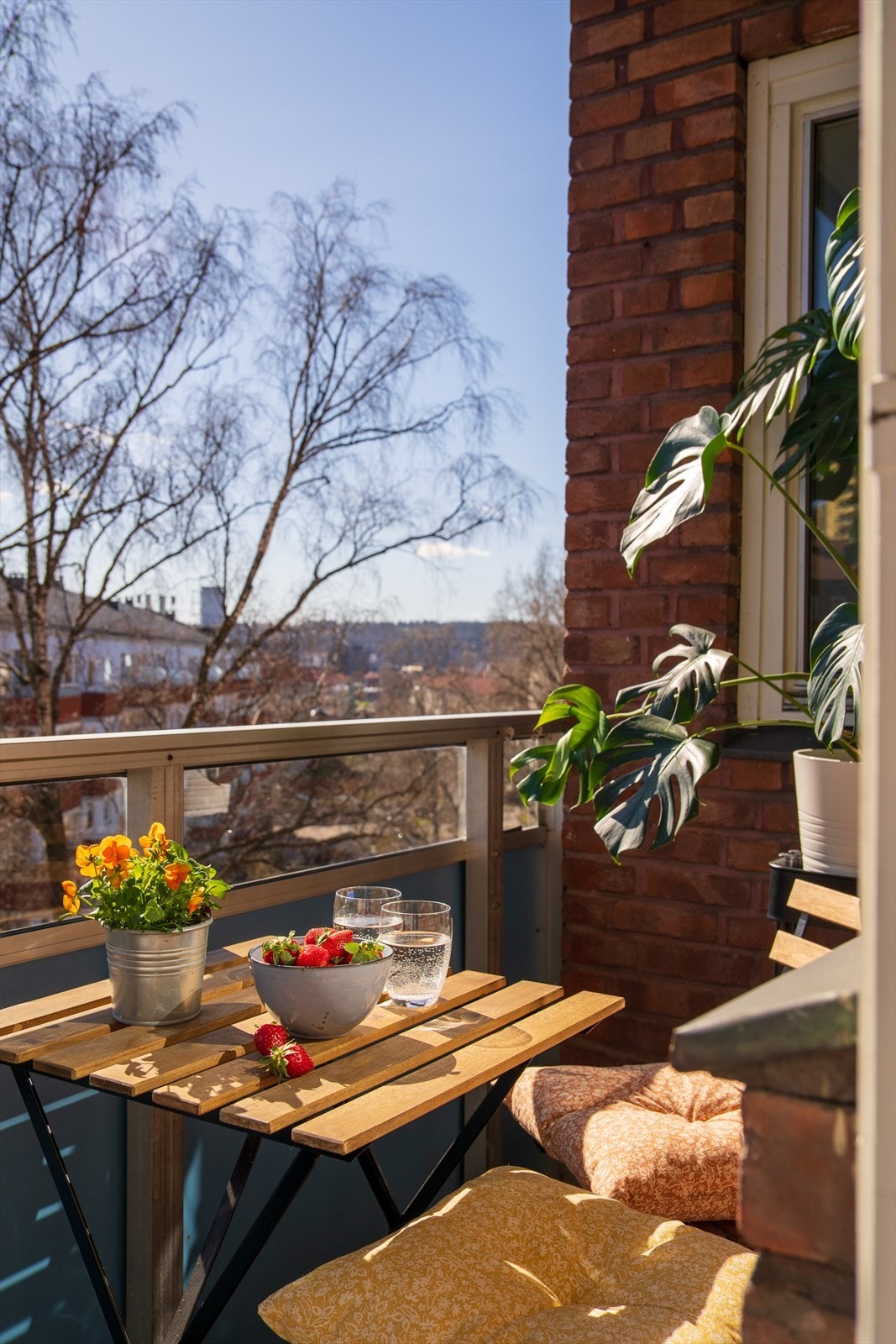 Når solen forsvinner fra balkongen, kan du nyte solen i bakgården, der mange samles utendørs om sommeren. Galleribilde