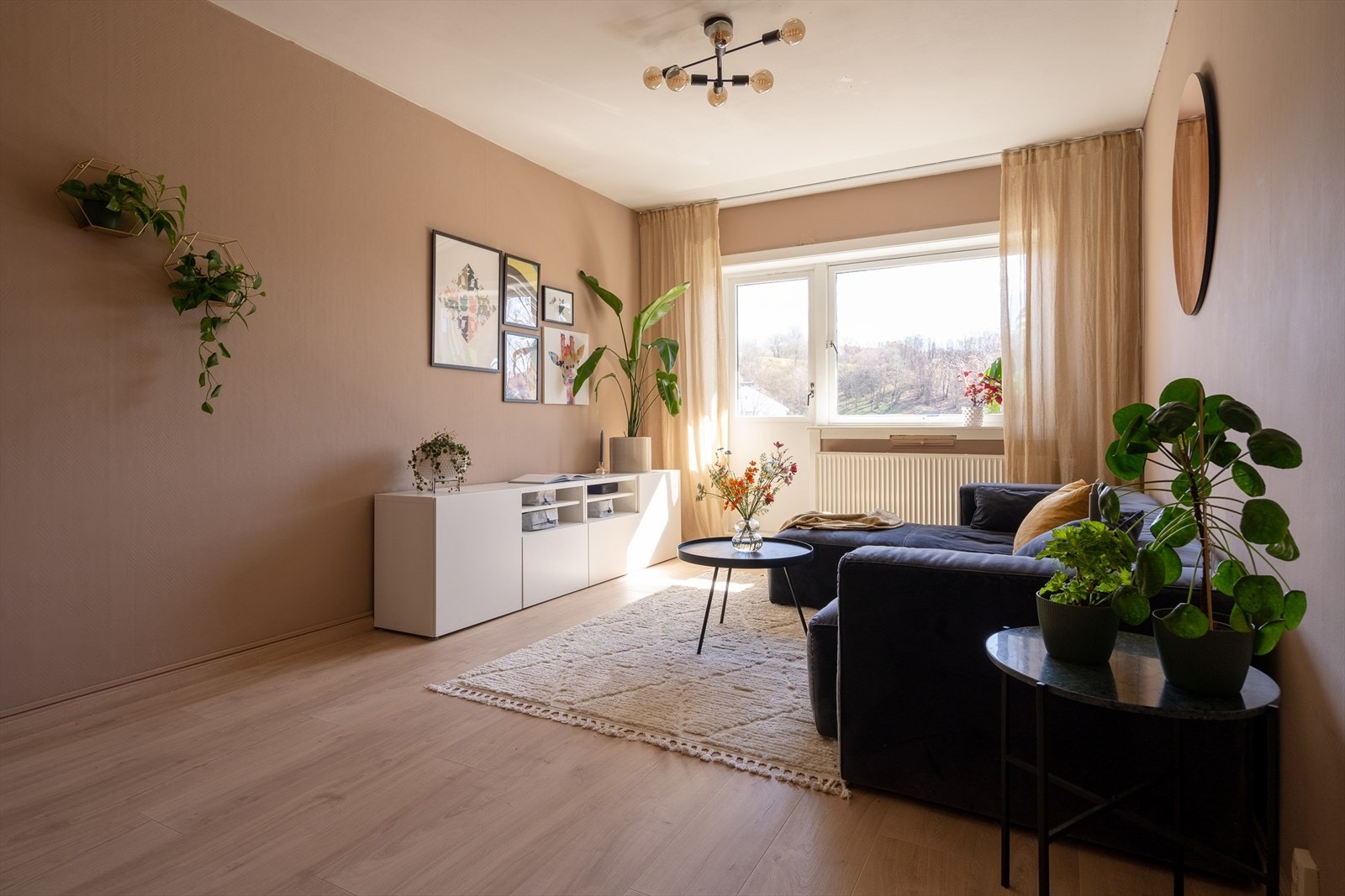 Laminatgulvet, lagt i 2024, bidrar til et moderne uttrykk. Galleribilde