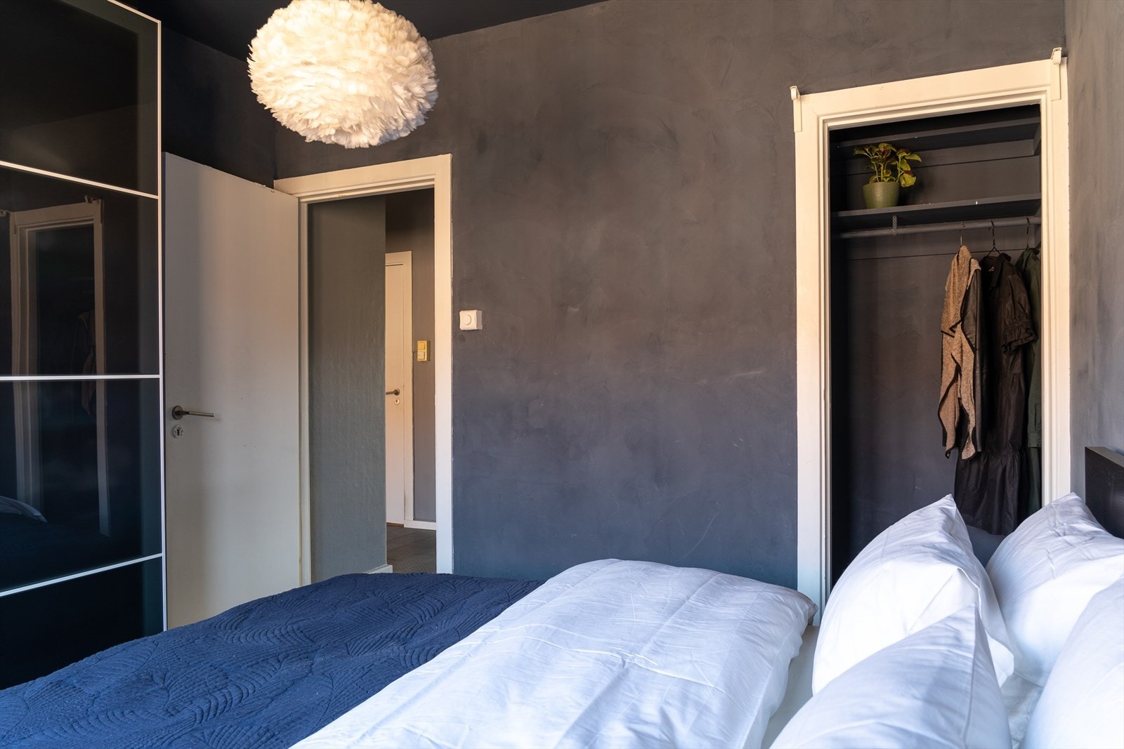 I tillegg disponerer boligen en kjeller- og loftsbod i fellesareal, som gir god plass til ekstra oppbevaring og er oppmålt til ca. 3 kvadratmeter hver. Galleribilde