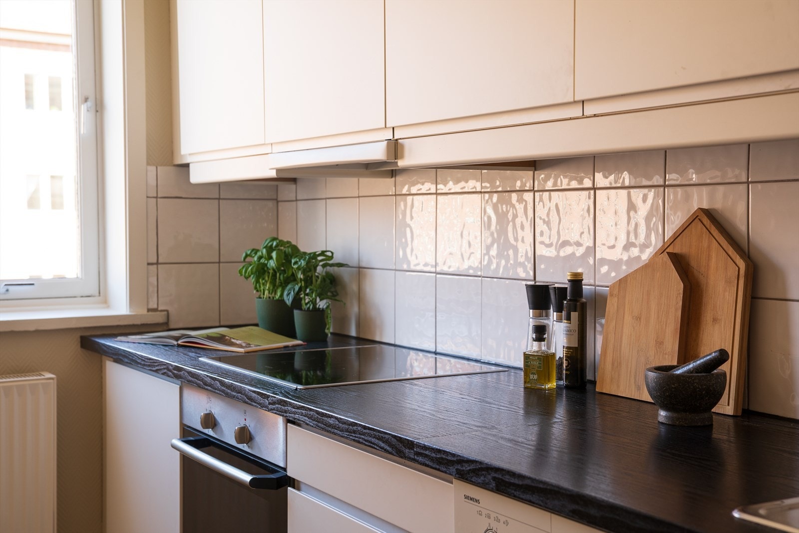 Her finner du en keramisk koketopp, innebygget stekeovn og frittstående kjøleskap/fryser. Det er også en nisje for oppvaskmaskinen, og kjøkkenventilatoren sikrer god luftsirkulasjon. Galleribilde