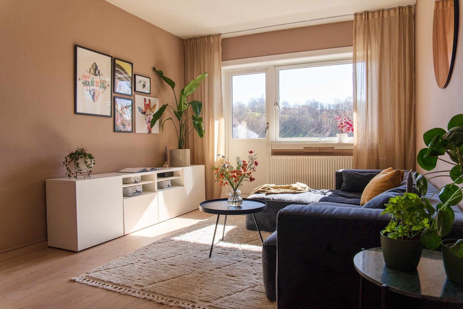 Det er lagt bergvarme i borettslaget, som er inkludert i fellesutgiftene. Dette gir både god og jevn varme og lavere strømutgifter. Galleribilde