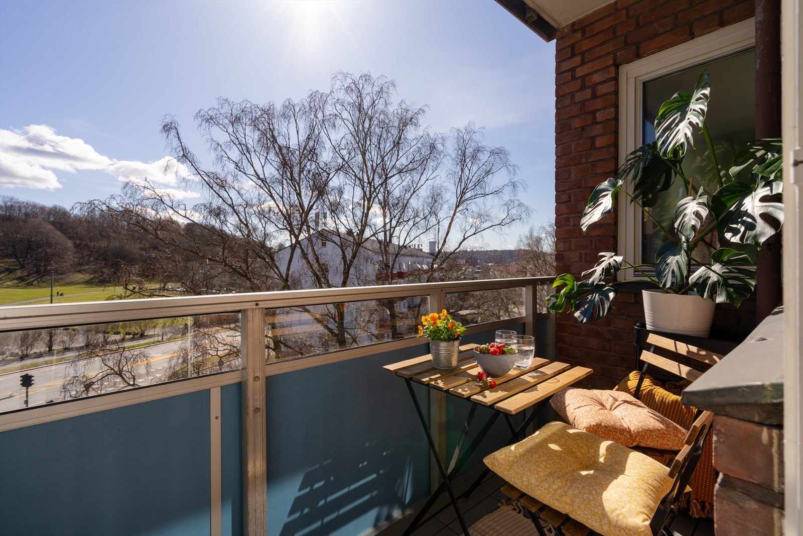 Balkongen, som er ca. 4 kvadratmeter stor, vender mot sørøst og får sol fra morgen til rundt kl. 13/14. Galleribilde