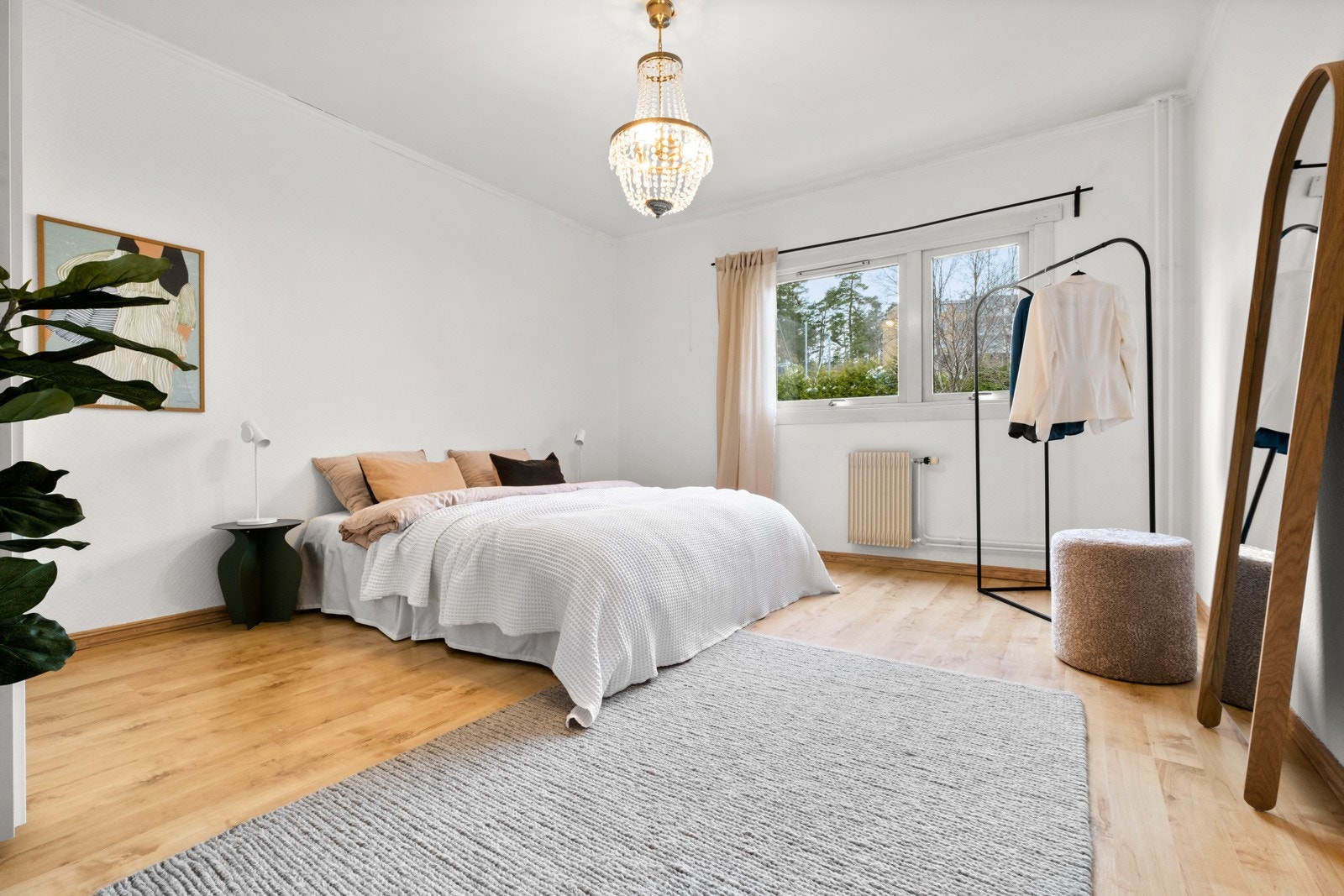 Stort soverom av generøs størrelse med god plass til dobbeltseng med tilhørende nattbord. Galleribilde