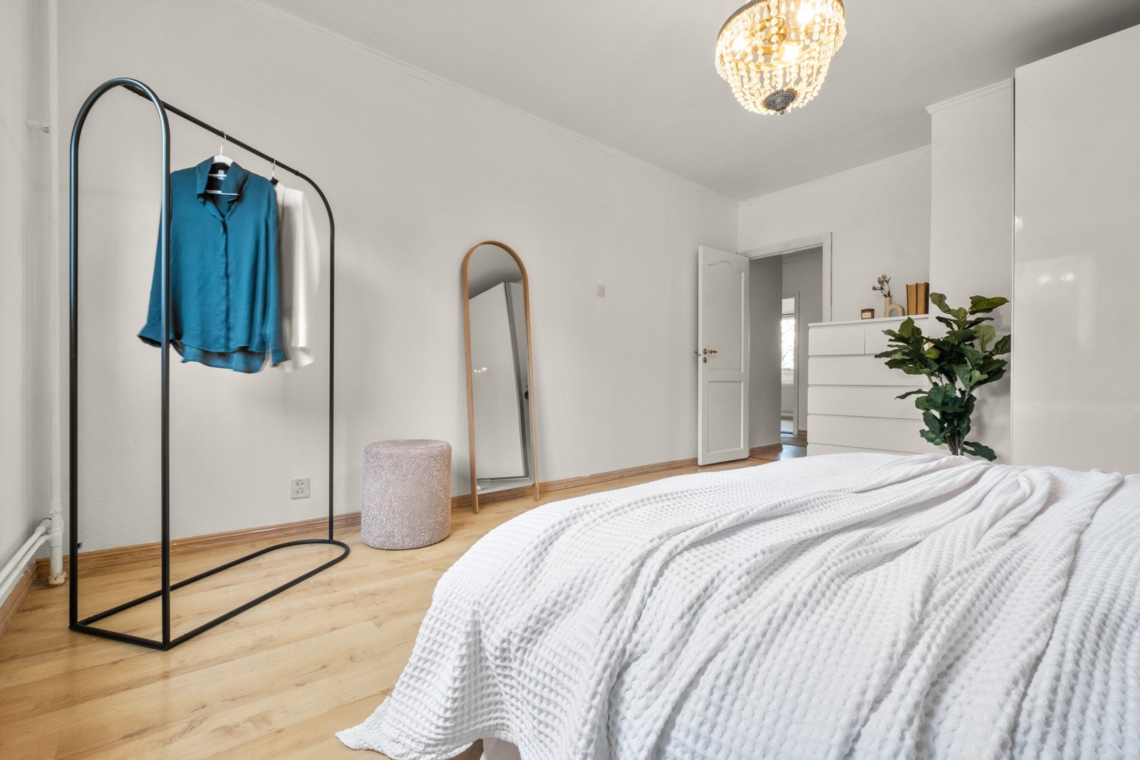 Soverommet er malt i lune og behagelige farger av moderne karakter. Galleribilde